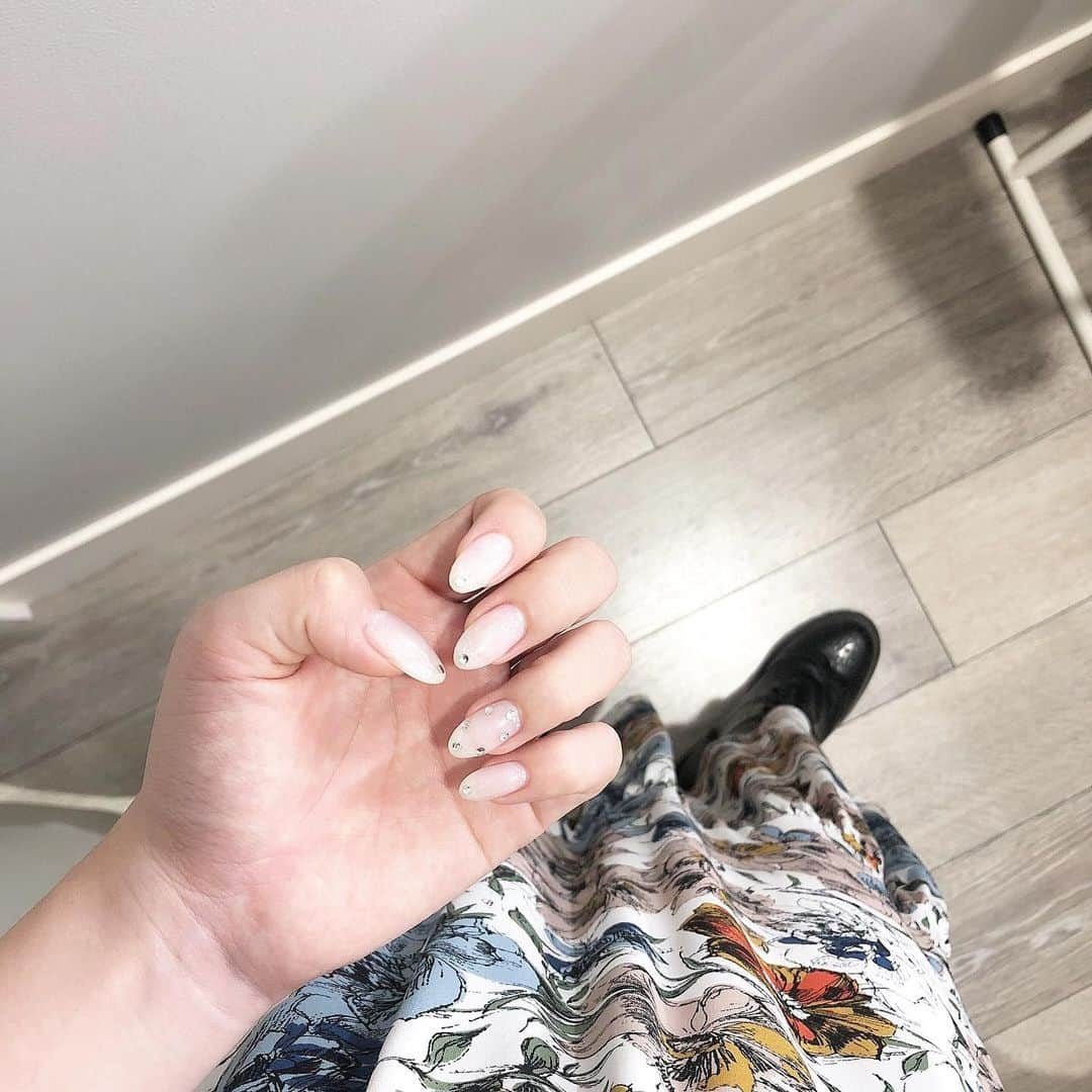 中嶋桃花さんのインスタグラム写真 - (中嶋桃花Instagram)「#モモnails  安定のストーン🌙  キラキラちゅるちゅる  #白ネイル #ニュアンスネイル #シンプルネイル #ワンカラーネイル」3月10日 19時46分 - momoka_nakajima