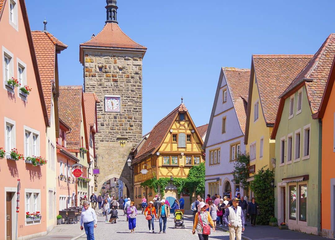 田島知華さんのインスタグラム写真 - (田島知華Instagram)「【Germany🇩🇪Rothenburg】 早く大好きな景色が広がるヨーロッパの村を旅したい。 緑が綺麗に色付く頃にはまた自由に旅することができるようになるといいな。  1枚目の写真はローテンブルクの中でも特に家の色並びが素敵なストリート。Spitalgasse(シュピタルガッセ)からジーバー塔を正面にすると見られる景色です。塔の向こう側に行くと、ローテンブルクで最も有名なフォトスポットであるプレーンラインがあります。 Copyright © TAJIHARU  PENTAX K-1 MarkⅡ HD PENTAX-D FA 28-105mmF3.5-5.6ED DC WR _ #たじはるトリップ #TAJIHARU_germany #ドイツ #バイエルン #ローテンブルク #女子旅 #旅ガール #海外ひとり旅ガールの便利帖 #田島知華 #たじはる #トラベルフォトライター #カメラ女子 #visitbavaria #germany #bavaria #southgermany #rothenburg #visitfranconia #weloverot #rothenburgobdertauber #igerseurope #igersgermany #topeuropephoto #topgermanyphoto #visiteurope #visitgermany #visitrothenburg #bestgermanypics」3月10日 19時42分 - haruka_tajima