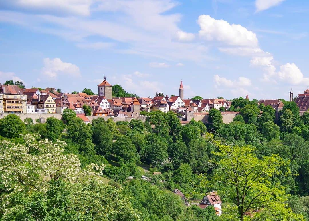 田島知華さんのインスタグラム写真 - (田島知華Instagram)「【Germany🇩🇪Rothenburg】 早く大好きな景色が広がるヨーロッパの村を旅したい。 緑が綺麗に色付く頃にはまた自由に旅することができるようになるといいな。  1枚目の写真はローテンブルクの中でも特に家の色並びが素敵なストリート。Spitalgasse(シュピタルガッセ)からジーバー塔を正面にすると見られる景色です。塔の向こう側に行くと、ローテンブルクで最も有名なフォトスポットであるプレーンラインがあります。 Copyright © TAJIHARU  PENTAX K-1 MarkⅡ HD PENTAX-D FA 28-105mmF3.5-5.6ED DC WR _ #たじはるトリップ #TAJIHARU_germany #ドイツ #バイエルン #ローテンブルク #女子旅 #旅ガール #海外ひとり旅ガールの便利帖 #田島知華 #たじはる #トラベルフォトライター #カメラ女子 #visitbavaria #germany #bavaria #southgermany #rothenburg #visitfranconia #weloverot #rothenburgobdertauber #igerseurope #igersgermany #topeuropephoto #topgermanyphoto #visiteurope #visitgermany #visitrothenburg #bestgermanypics」3月10日 19時42分 - haruka_tajima