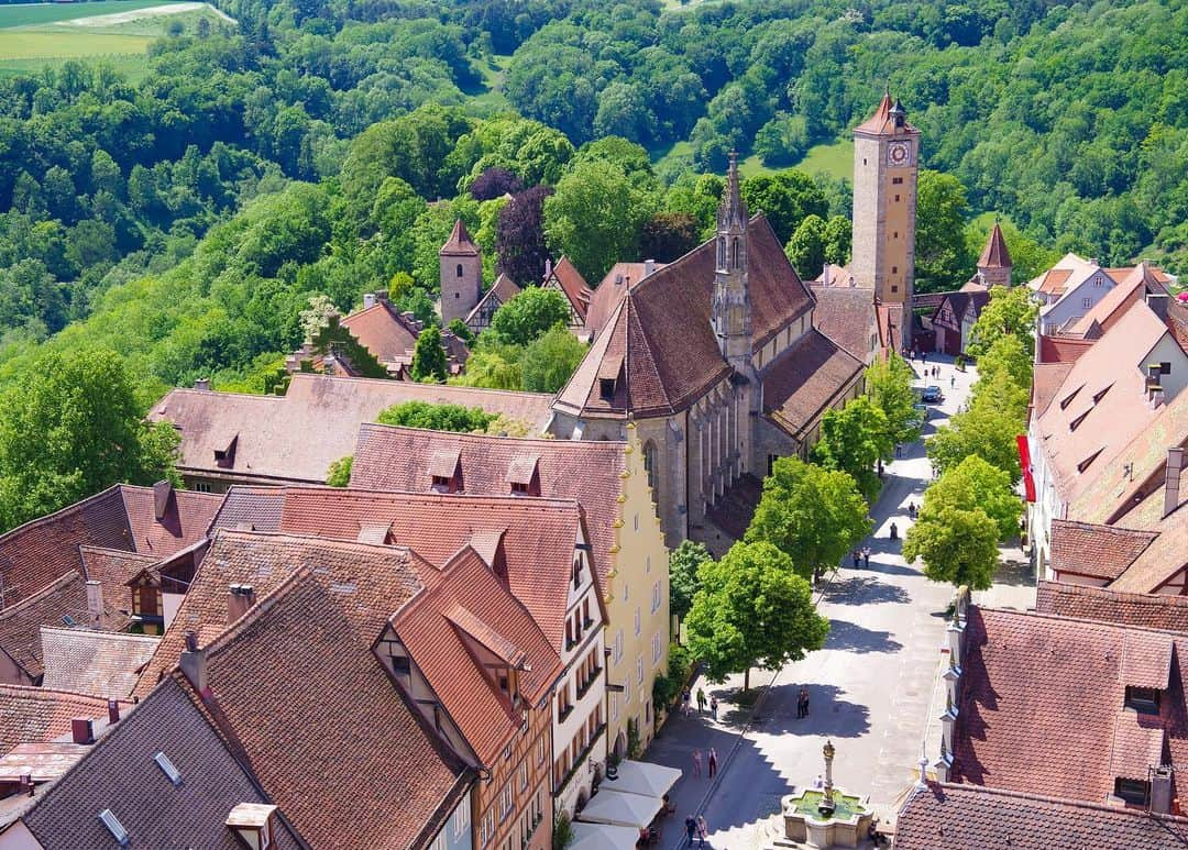 田島知華さんのインスタグラム写真 - (田島知華Instagram)「【Germany🇩🇪Rothenburg】 早く大好きな景色が広がるヨーロッパの村を旅したい。 緑が綺麗に色付く頃にはまた自由に旅することができるようになるといいな。  1枚目の写真はローテンブルクの中でも特に家の色並びが素敵なストリート。Spitalgasse(シュピタルガッセ)からジーバー塔を正面にすると見られる景色です。塔の向こう側に行くと、ローテンブルクで最も有名なフォトスポットであるプレーンラインがあります。 Copyright © TAJIHARU  PENTAX K-1 MarkⅡ HD PENTAX-D FA 28-105mmF3.5-5.6ED DC WR _ #たじはるトリップ #TAJIHARU_germany #ドイツ #バイエルン #ローテンブルク #女子旅 #旅ガール #海外ひとり旅ガールの便利帖 #田島知華 #たじはる #トラベルフォトライター #カメラ女子 #visitbavaria #germany #bavaria #southgermany #rothenburg #visitfranconia #weloverot #rothenburgobdertauber #igerseurope #igersgermany #topeuropephoto #topgermanyphoto #visiteurope #visitgermany #visitrothenburg #bestgermanypics」3月10日 19時42分 - haruka_tajima