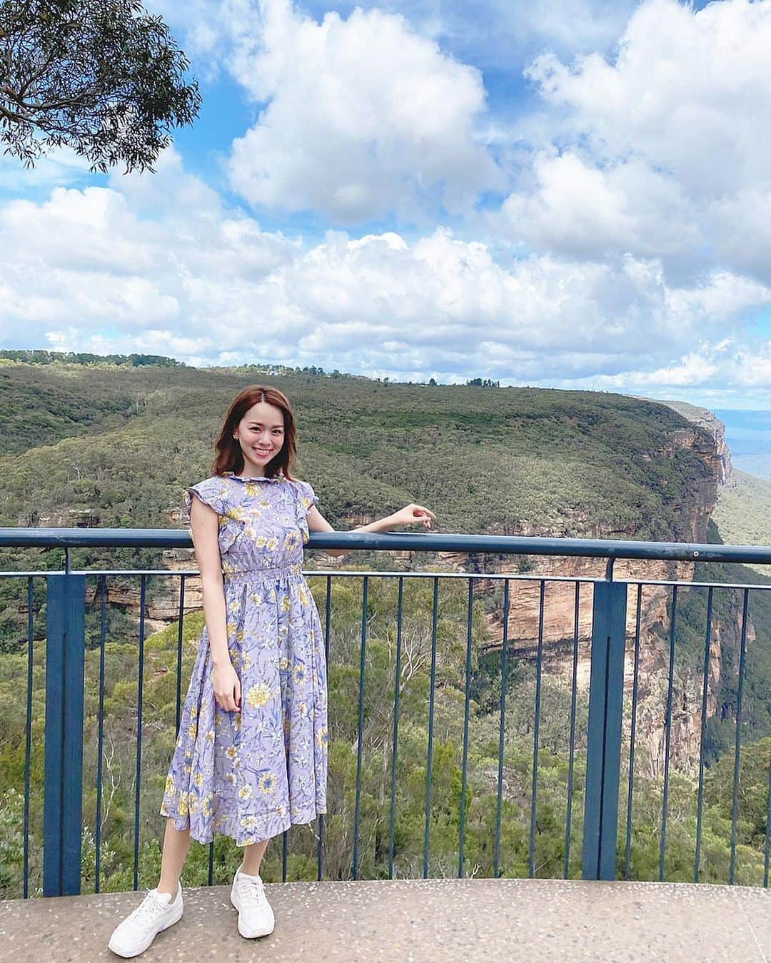 黒田真友香さんのインスタグラム写真 - (黒田真友香Instagram)「初オーストラリアに来てます🇦🇺 今日はシドニーからブルーマウンテンをみに行ってきました⛰💓 ・ ・ iPhoneのヘルスケアを見たら2万歩も歩いてたんだけど、笑　久しぶりに大自然の中をハイキングしてすごくスッキリ🥺✨ ・ ・ 途中立ち寄った動物公園では カンガルーとも写真撮れたし大満足☺️笑  コーディネートは ✔︎ワンピース　@yumetenbo_official ・ ✔︎スニーカー　@pumajapan ・ ・ シドニーの気温について質問が多かったんだけど、思ってたよりも寒いです🥶  朝、夜は上着必須で 昼間でも日陰に入ると寒い😭笑  写真では脱いでるけどカーディガンが手放せませんでした😂✨ けど日本でいう春秋くらいの気温なので、とっても過ごしやすいです🌸  #colourfultrips #expandyourhorizons#yhaoz#旅まゆか#旅まゆか_オーストラリア」3月10日 19時44分 - kurodamayukaxx