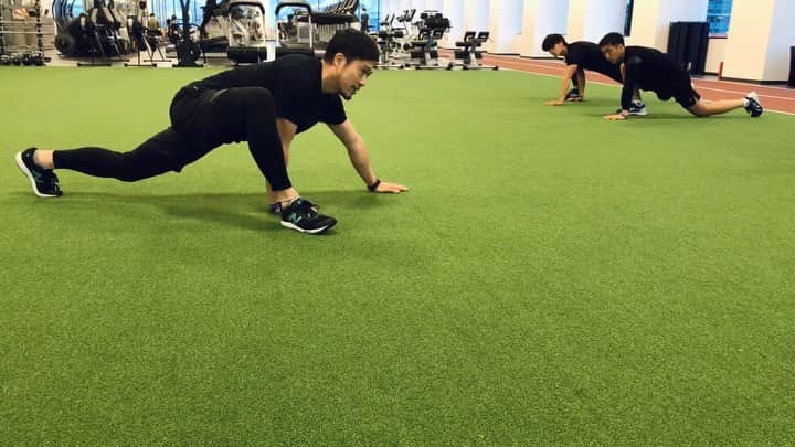 のインスタグラム：「コモドドラゴン。 肩甲骨・背骨・股関節というスポーツに重要なところがうまく使えれば楽にやれるようになります。 無理やり頑張ってやらずに、楽に動ける力の向きを探す感覚です。  #コモドドラゴン #コモドストレッチ #身体操作 #三原雅俊 #仲間隼斗 #高橋祐治 #三丸拡 #滝本晴彦 #柏レイソル #サッカー #Jリーガー #トレーニング #JARTA #JARTAトレーニング #ワークアウト #体幹 #コアトレ #フットボール #スポーツトレーナー #football #soccer #training #workout #core #komododragon #中野崇 #理学療法士 #functionaltraining #sports #physicalfitness」