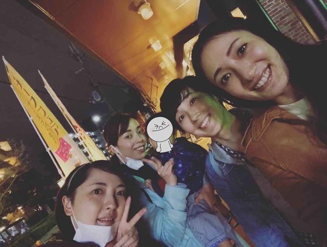 銀華水のインスタグラム：「絶賛、ギックリ腰でございます。 つらすぎ。くしゃみが恐怖ですよ。 掃除機持ち上げたらギクッとなったっていう。掃除機めっちゃ軽いんですけど‼️ ひっさびさに4人で集まった〜^ ^ うたさんの誕生日サプライズのはずが、サプライズ失敗‼️ #同期 #92期 #大阪魂」