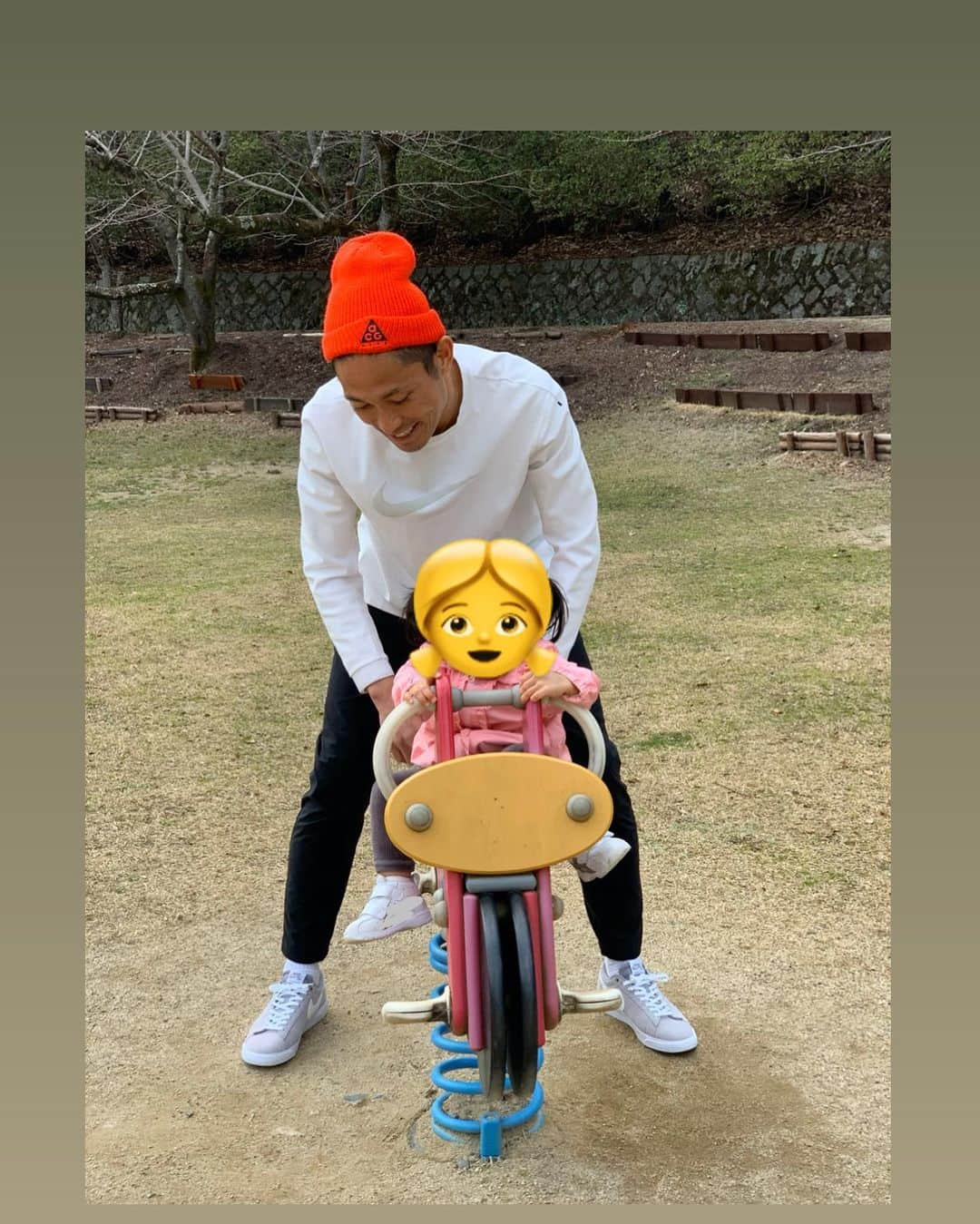 のインスタグラム：「#森脇家の休日 😆 ・ みんなで公園へ🏸⚽️🏀 ・ 子供の笑顔はたまらんなー😭😭😭 ・ ・ ある日の #休日　#公園　#おでかけ ・ #娘ちゃん　#女の子　#モリ子　#子供 ・ #滑り台　#ハマり中 ・ ・ #ナイキコーデ ・ #時差スタグラム」