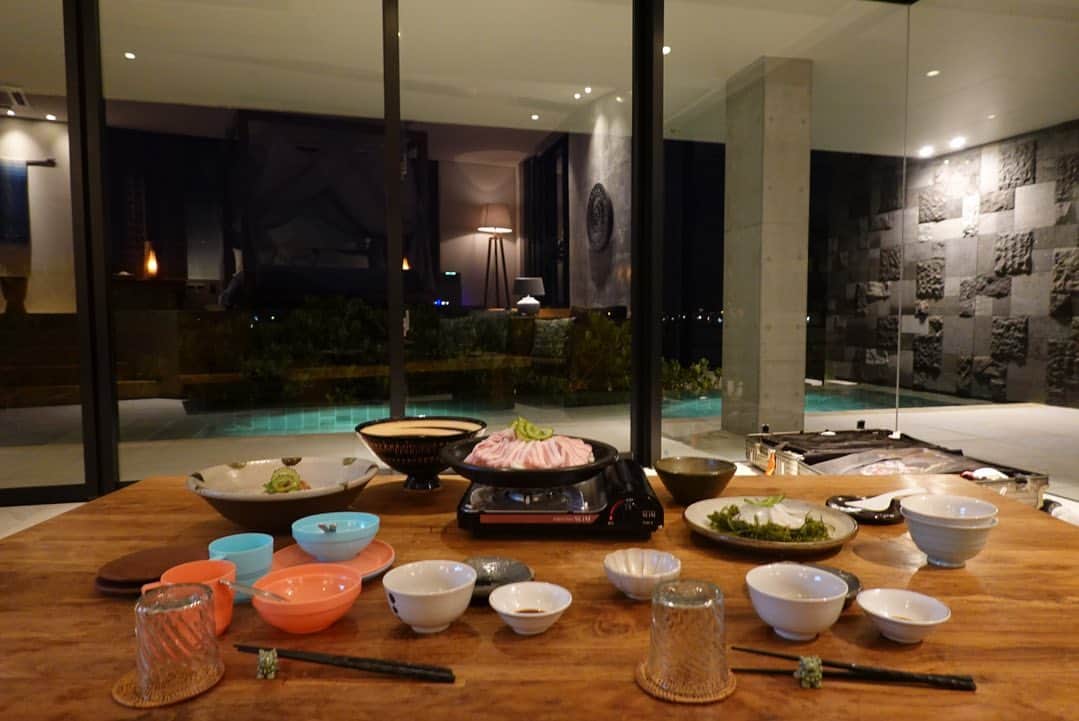尾崎紗代子さんのインスタグラム写真 - (尾崎紗代子Instagram)「@leceb_okinawa に到着したのは もう夕方だったので予約していた食事を お部屋で頂きました😎 勿論超美味。 子連れ旅行にはぴったりのヴィラ。 子供達がどんなに騒いでも周りには何もないので 気にならない😌 家族一同着いた瞬間この美しさに大はしゃぎでした。 . #okinawa #沖縄 #japan #日本 #familytrip #家族旅行 #瀬底島 #sesokoisland #sesoko #leceb  #baby  #babyboy #momlife #mommylife #mommy #myboy  #kidsgram_tokyo #babyphotography #babyphoto #myson  #ママリ #育児 #男の子ママ #コドモノ #ベビフル #mamanoko #ママライフ  #3歳 #１歳」3月10日 19時51分 - osayo_osayo