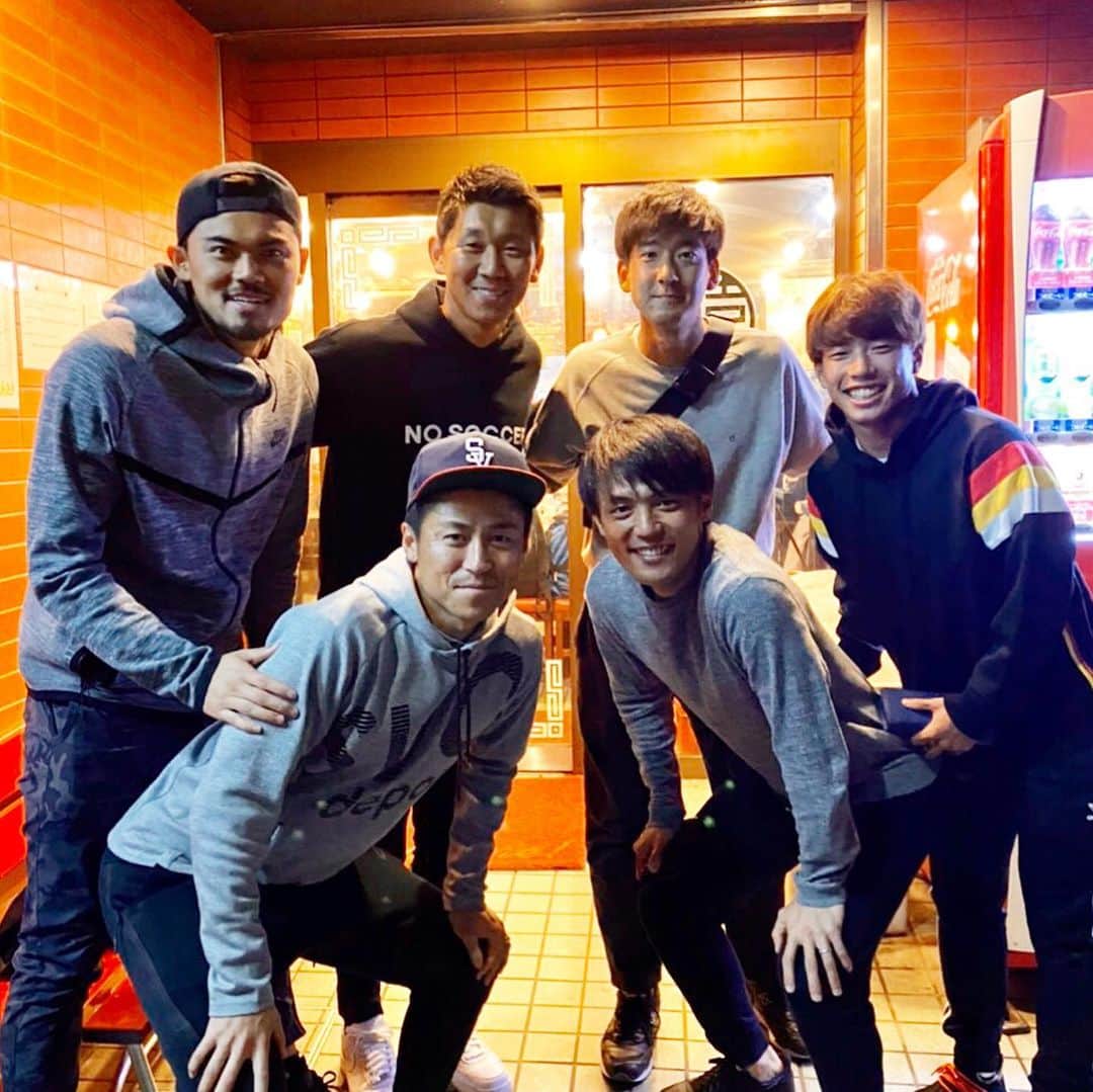 のインスタグラム：「今回もおいしい料理を食べてたくさん喋って、たくさん笑って素晴らしい時間を過ごせました🤣 #もん会 #森村昂太 #井上裕大 #奥山政幸 #福井光輝 #吉尾海夏 #サッカーで笑顔を取り戻せますように」