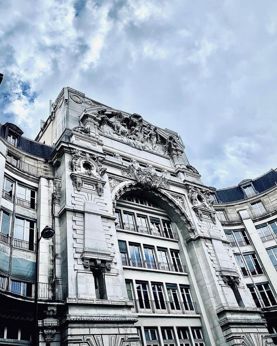 カロリーヌ・ド・メグレのインスタグラム：「Just passed by the Grands Magasins Dufayel (1856) with its Belle Époque pediment by Jules Dalou from 1892 😍😍」