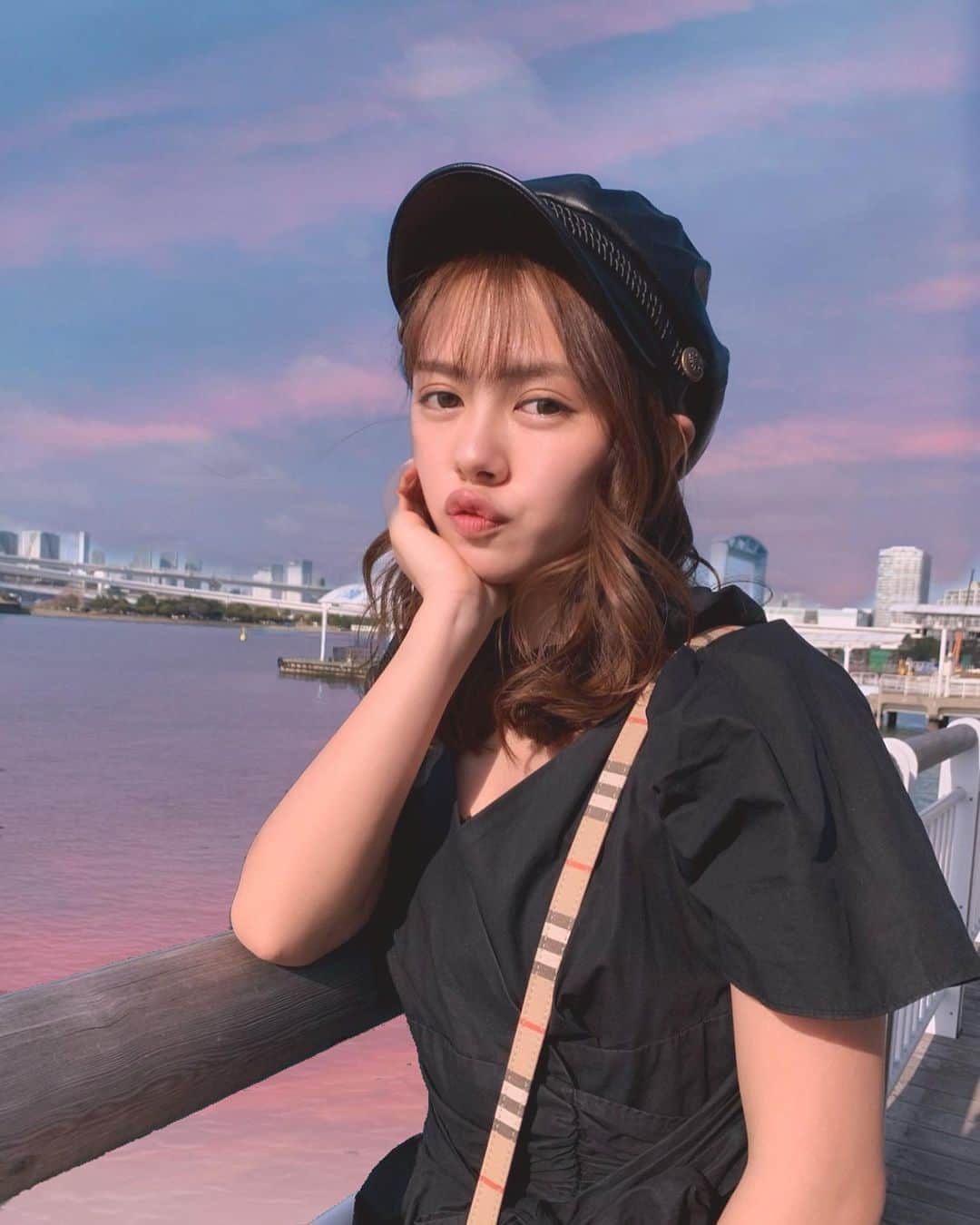のインスタグラム：「髪の毛を短くしてみました。☺︎ . . 安定の沼口さんにお願いしました @takahiro_numa . . 前髪も健全にあります！ ぬーん懐かしいなあ前髪ちゃん . . #お台場　#アクアシティお台場  #お台場デート ❤︎ #ドライブ  #春コーデ #ヘアアレンジ」
