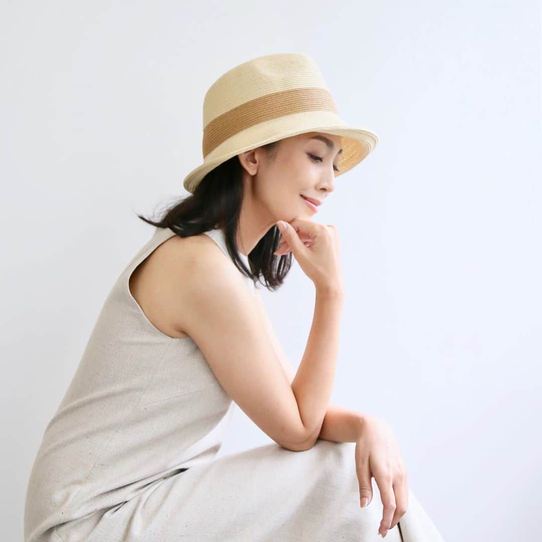 田中美里のインスタグラム：「昨年立ち上げた帽子ブランド Jin no beat shite cassie  春夏のお帽子がもうすぐ発売になります。  発売前に、ネットショップのトップ画面のブランドのスライド写真が2020年春夏のお帽子のものに変わりました。  ジンノビートシテカッシは 流行にとらわれず、軽くて気負わず被りやすいものを目指しています。  逆にお洋服はトレンドにも定番にも合うように心がけて作っています。  まだ2020春夏の発売はもう少し先ですので、発売されましたらまたお知らせしますね。  @jin_no_beat_shite_cassie  のプロフィールか写真からネットショップにとべます。 秋冬も可愛いですよ。 覗いてみて下さいね。  写真は昨年に引き続きfujikoさんにお願いしました。  @fujiko121  photo by fujiko  #ジンノビートシテカッシ  #yaokichi  #unchapeau  #帽子 #帽子スタイル #2020ss  #もうすぐ発売予定  #田中美里」