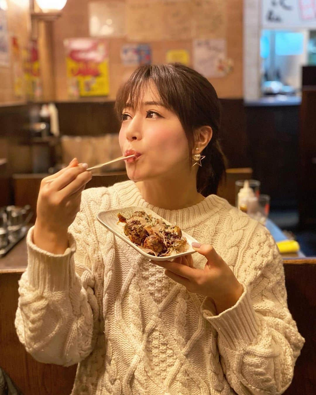 石井里奈さんのインスタグラム写真 - (石井里奈Instagram)「こんばんは⭐️ . 今夜は里奈ログ@大阪編🐙🐙 今日は撮影終わりにランチはたこ焼きへ❤️ . 大阪に来たら行くべきところは大阪に詳しい友達から聞いてきたのは蛸之徹🐙✨自分でたこ焼きを作って食べれるお店🐙たこ焼き作りに挑戦🥺🥺 . 私せっかちなので固まる前から色々いじってしまい、丸めるのがすごく難しくて大きさがバラバラに😂たこ焼きって作るの難しいのね🤣🤣🐙 . でも作るの夢中になれて楽しかった❤️ 帰りは新幹線で551の豚まんとビールを買って帰宅🗼🚄 . たくさん動いたので今日は早く寝ようっと😪💤今日もお疲れ様でした♡ . #りなまるグルメ #大阪 #osaka #大阪グルメ #たこ焼き #たこ焼きパーティー #たこパ #大阪観光 #大阪旅行 #食べ歩き #グルメ旅 #お好み焼き #たこ焼き屋 #梅田 #梅田ランチ #大阪ランチ #takoyaki #japanesefood #グルメ #グルメ女子 #一番搾り #ランチ #ビール #関西 #関西旅行 #関西グルメ #kansai #大阪土産 #japan_of_insta #551蓬莱」3月10日 20時05分 - ri7tin1025