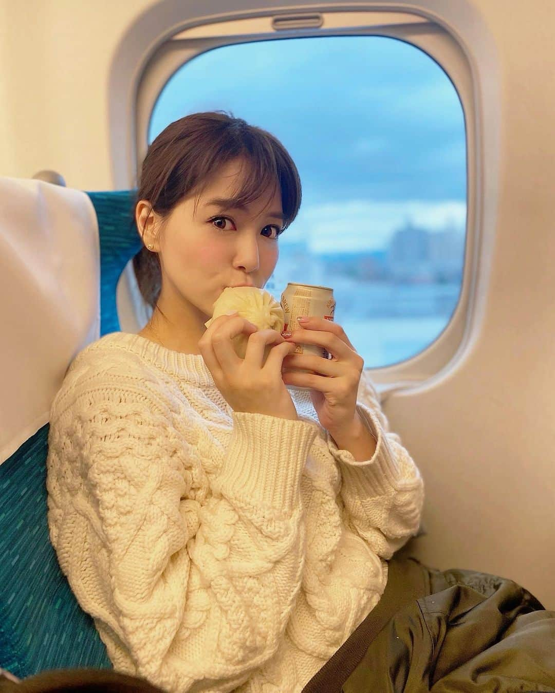 石井里奈さんのインスタグラム写真 - (石井里奈Instagram)「こんばんは⭐️ . 今夜は里奈ログ@大阪編🐙🐙 今日は撮影終わりにランチはたこ焼きへ❤️ . 大阪に来たら行くべきところは大阪に詳しい友達から聞いてきたのは蛸之徹🐙✨自分でたこ焼きを作って食べれるお店🐙たこ焼き作りに挑戦🥺🥺 . 私せっかちなので固まる前から色々いじってしまい、丸めるのがすごく難しくて大きさがバラバラに😂たこ焼きって作るの難しいのね🤣🤣🐙 . でも作るの夢中になれて楽しかった❤️ 帰りは新幹線で551の豚まんとビールを買って帰宅🗼🚄 . たくさん動いたので今日は早く寝ようっと😪💤今日もお疲れ様でした♡ . #りなまるグルメ #大阪 #osaka #大阪グルメ #たこ焼き #たこ焼きパーティー #たこパ #大阪観光 #大阪旅行 #食べ歩き #グルメ旅 #お好み焼き #たこ焼き屋 #梅田 #梅田ランチ #大阪ランチ #takoyaki #japanesefood #グルメ #グルメ女子 #一番搾り #ランチ #ビール #関西 #関西旅行 #関西グルメ #kansai #大阪土産 #japan_of_insta #551蓬莱」3月10日 20時05分 - ri7tin1025