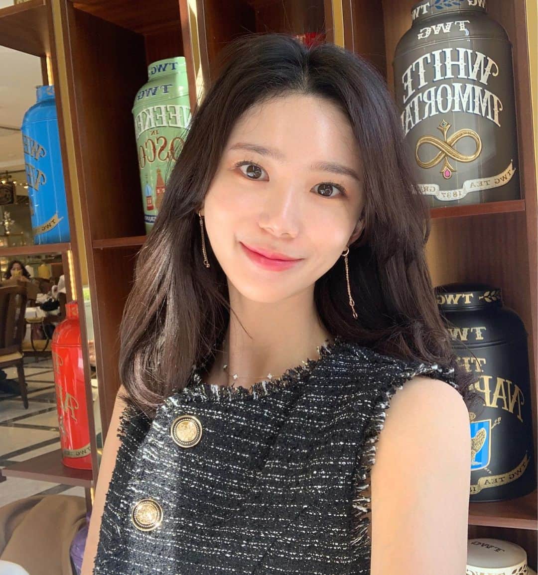 キム・ミニさんのインスタグラム写真 - (キム・ミニInstagram)「오늘같은 날은 아기세럼 세가지 타입 차곡차곡 레이어드하고 수분크림도 평소 세 배로 롤링해서 화장 하루종일 잘 먹었어요  따뜻한 차 한 잔은 필수 ... 🍵❤️ #아기세럼 #드디어목요일오픈 #comingsoon  #광채수분크림은4월초예정 #제조중 #esthemax」3月10日 20時08分 - mimiwor