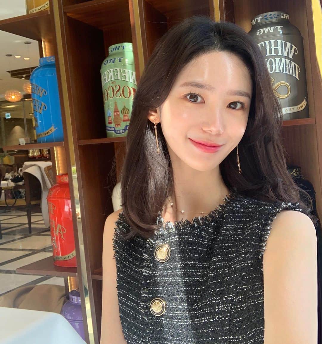 キム・ミニさんのインスタグラム写真 - (キム・ミニInstagram)「오늘같은 날은 아기세럼 세가지 타입 차곡차곡 레이어드하고 수분크림도 평소 세 배로 롤링해서 화장 하루종일 잘 먹었어요  따뜻한 차 한 잔은 필수 ... 🍵❤️ #아기세럼 #드디어목요일오픈 #comingsoon  #광채수분크림은4월초예정 #제조중 #esthemax」3月10日 20時08分 - mimiwor