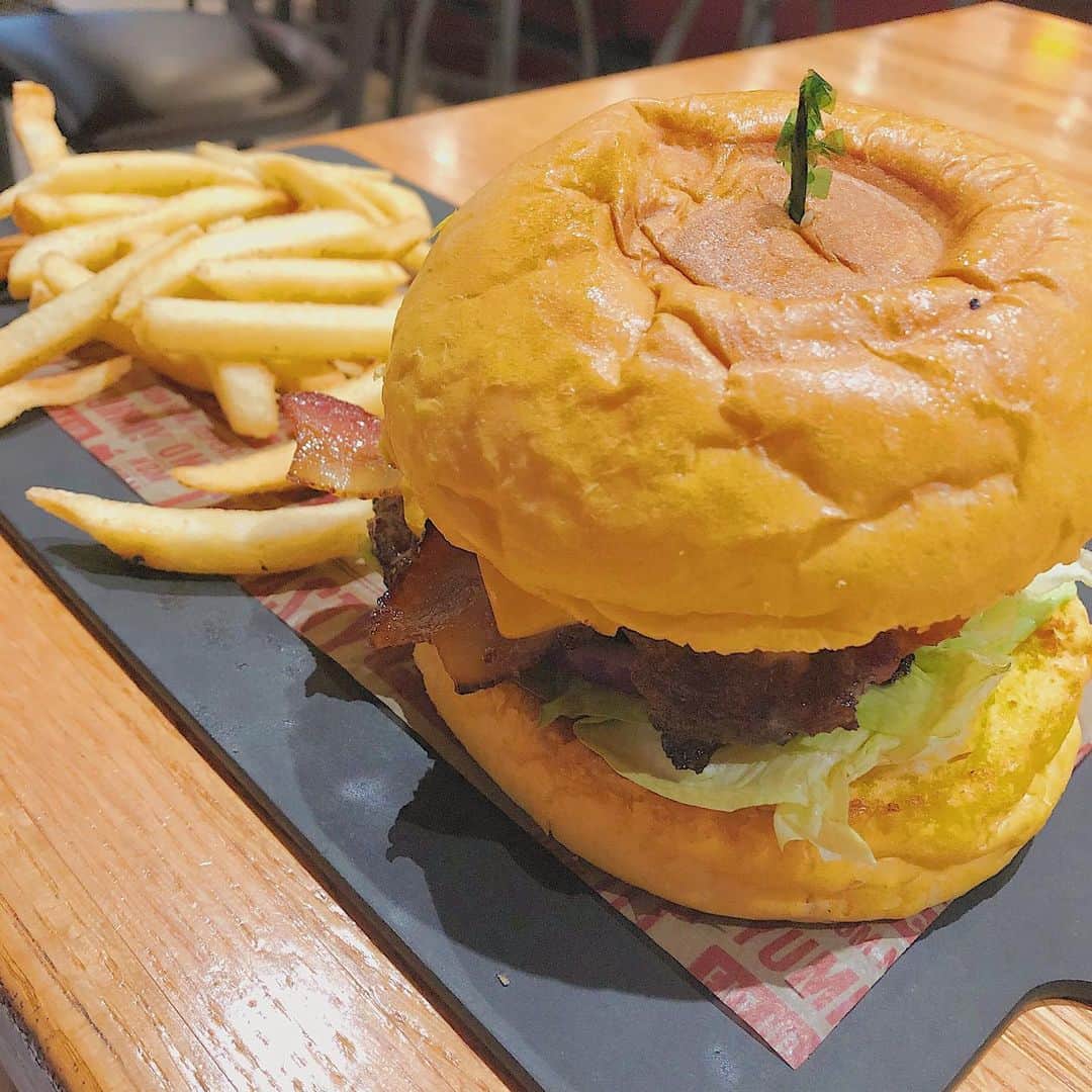 のインスタグラム：「最近はハンバーガー🍔も食べないし、夜にハンバーガー🍔なんてセレクトはないんですが😅今日は特別に😁 アメリカンなボリュームたっぷりのハンバーガー🍔は、やっぱり美味しいですね😍🤣 #岡部玲子 #子育て　#主婦　#アラフォーママ　#タレント　#レポーター　#40代　#40歳　#キャスター　#アナウンサー　#女子アナ　#アメリカン　#ハンバーガー　#美味しかった　#夜にハンバーガー　#罪悪感　#美味しかったからいっか #mama #talent #reporter #dinner #humberger #delicious #american #nice #happy」