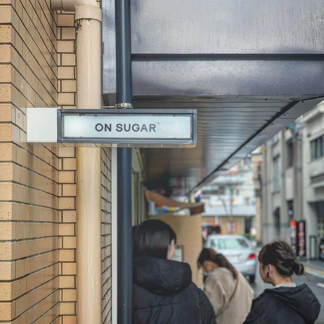 百瀬俊介さんのインスタグラム写真 - (百瀬俊介Instagram)「ON SUGAR！ 福岡で行列のできるお店☝️ 食べたかった話題のマラサダドーナツは即完売で買えなかったぁ〜😝😝😝 チキショー😜 今回はお土産用にスコーンとビスケットを購入🍪 そのお供にコーヒーバッグを買いました☕️ おまけにノベルティまで買っちゃって宣伝部長のサトーくんのかわいさに負けました🐻😅😂🤣 #onsugar #薬院 #福岡 #ドーナツ #マラサダ #doughnuts #dripcoffee #fukuoka #サトーくん」3月10日 20時14分 - momose_shunsuke