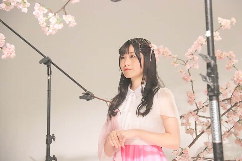 のインスタグラム：「🕊 オフショット ＆ ムービー ！ 2枚目も見てね、ういんく〜〜〜🐰🌸 . . . #オフショット #MV」