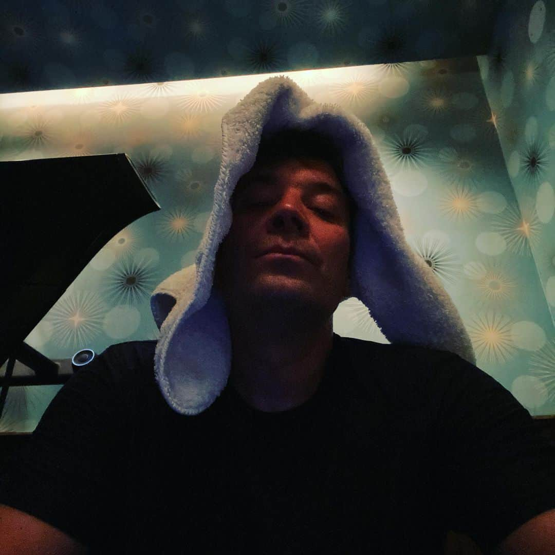 ジミー・ファロンさんのインスタグラム写真 - (ジミー・ファロンInstagram)「2.47 miles. Sweaty. Feels better than last week. Still hard just to get dressed. Push yourself. Towel on head is reward. #useitandloseit✅ #peloton #tuesdaymotivation #workout #treadmill」3月10日 20時27分 - jimmyfallon