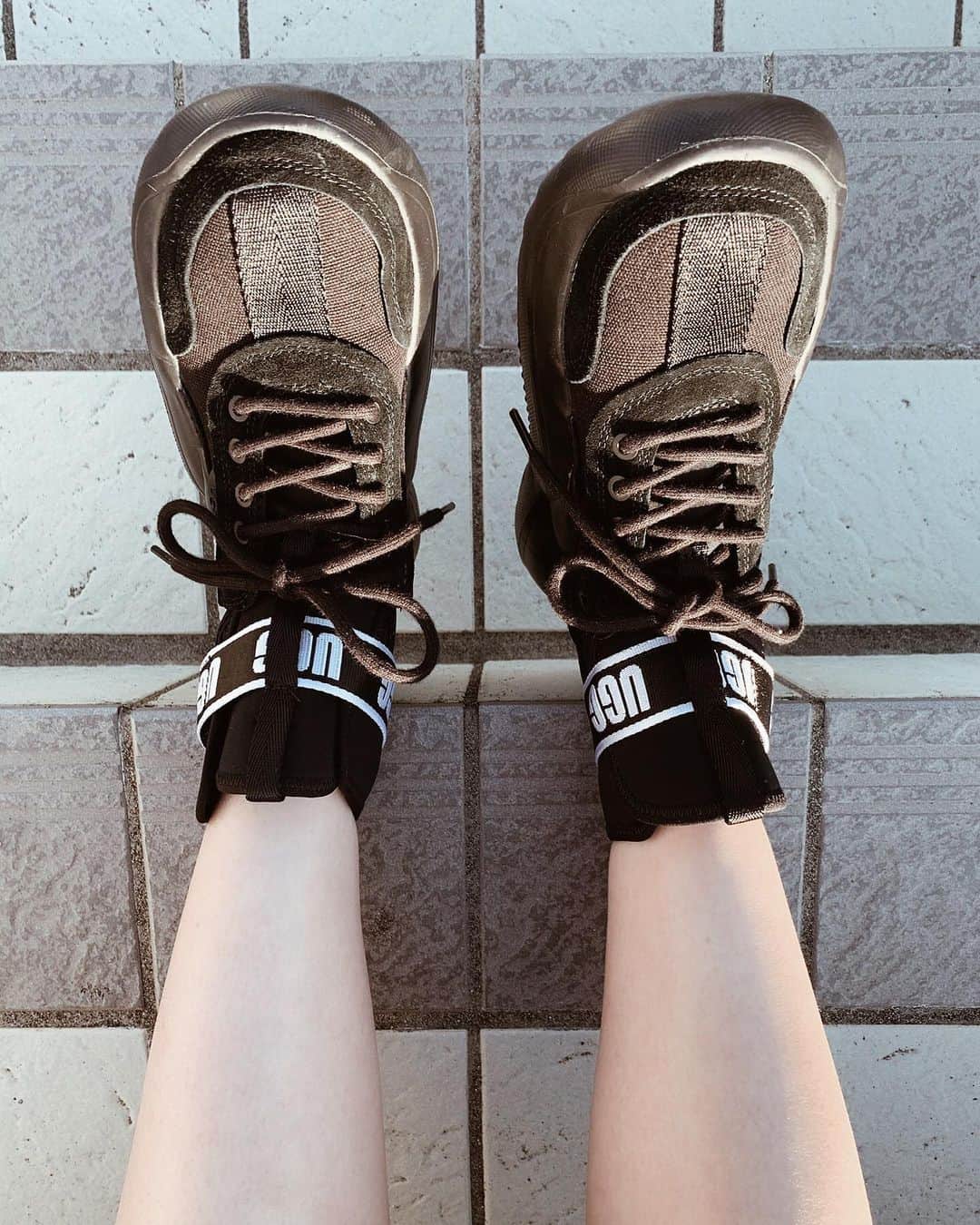 jyA-Me（ヤミー）のインスタグラム：「🖤☁️fluffy sole☁️🖤 UGGの新しい#LAcloud シリーズ👟 厚底でフワフワで履き心地も最高💯 @ugg @uggjapan  #UGG#UGGJAPAN #UGGスニーカー#pr #スニーカー女子 #sneakerfreaker」