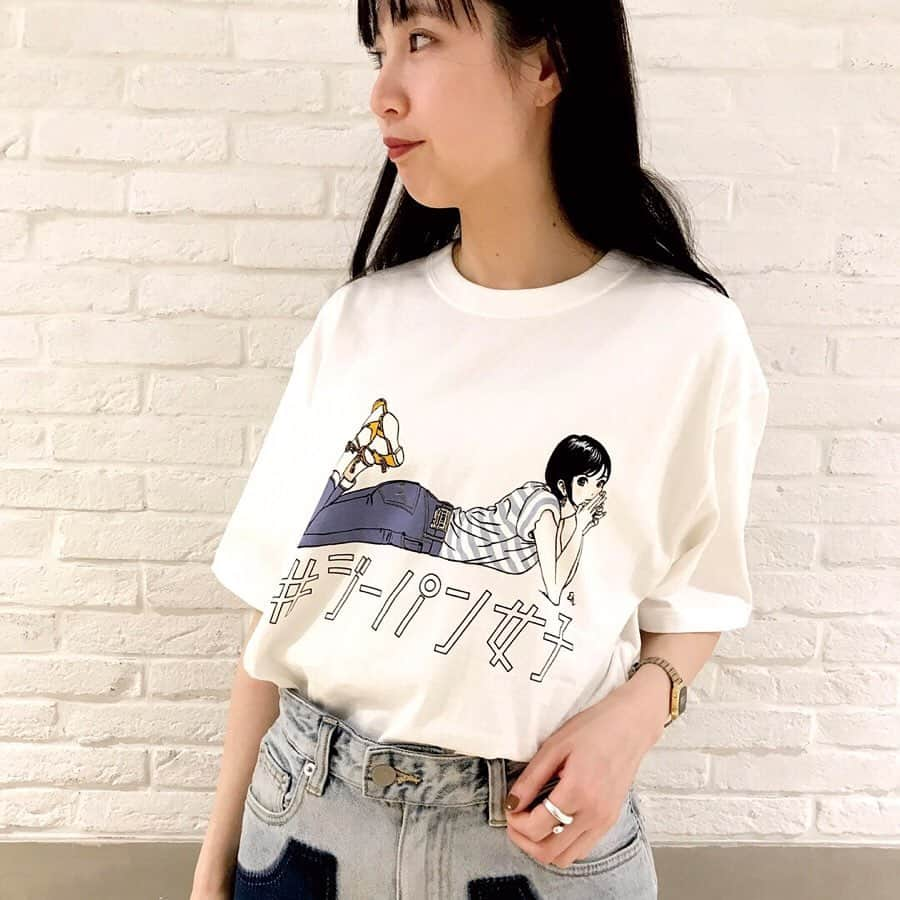 JOURNAL STANDARD relumeさんのインスタグラム写真 - (JOURNAL STANDARD relumeInstagram)「＃ジーパン女子 × 江口寿史 プリントTシャツ がいよいよ発売！！ SNSで話題の「#ジーパン女子」と漫画家・イラストレーターの江口寿史氏がコラボレーションしたプリントTシャツ。  3/11（水）より、JOURNAL STANDARD relume全店舗、オンラインストアでいよいよ発売！！ 「ストップ！！ひばりくん！」の作者としても知られる江口寿史氏が、自由におしゃれを楽しむ女子をテーマに描き下ろしたイラストは秀逸。  メンズもレディースも関係ない。 自分だけのスタイルがつくれる、自分を自由に表現できるアイテム、それがジーパン。 #ジーパン女子は、「おしゃれな女子達がEDWINのジーパンを自分らしく穿きこなす」そんなコンテンツです。 【江口寿史/エグチヒサシ】 1977年に「恐るべき子どもたち」でデビュー。 同年の初連載作「すすめ！！パイレーツ」や1981年の「ストップ！！ひばりくん！」が大ヒット。 ポップな画風やデザインセンスを活かし、漫画家だけでなくイラストレーションの世界でも活躍。  @egutihisasi @eguchiworks @edwin_japan #ジーパン女子 #江口寿史 #edwin #edwinjapan #madeinjapan #gパン女子 #boyfrienddenim #boyfriendjeans」3月10日 20時31分 - js_relume