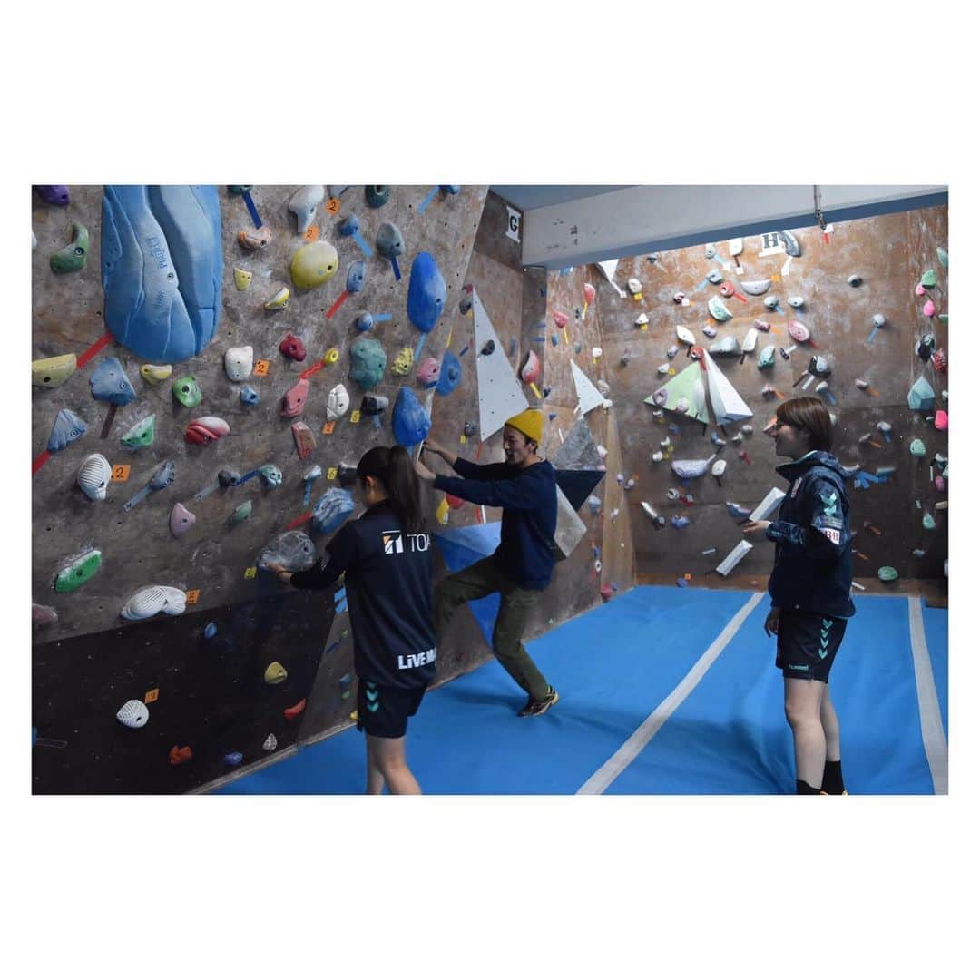 伊藤美紀さんのインスタグラム写真 - (伊藤美紀Instagram)「. 今日の午後練は、、、 みんなでボルダリングでした！ ただ登るだけ。と思っていたのですが、 ルールがあって登るのも難しい😳😢 . . 試行錯誤しながら... 教えてもらいながら... なんとか1〜10までの1番下のレベルを全部クリア🤩 . 1番上まで登れた時は達成感で満面の笑み🥰 . . とっても楽しい午後練でした☺️👐」3月10日 20時33分 - miiiiiki.ito6
