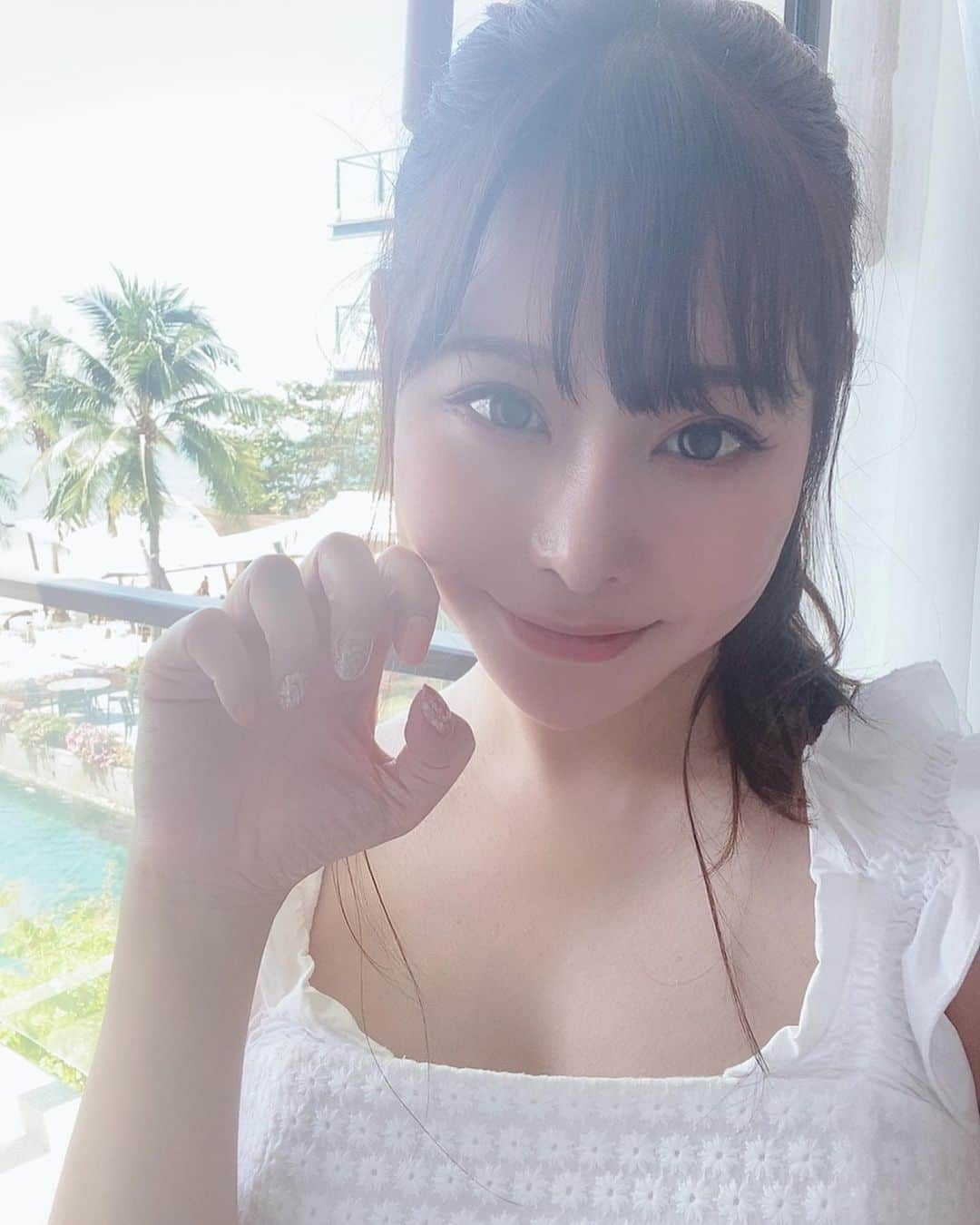 利咲のインスタグラム：「#ジェラートファクトリー @gelatofactory_jp の #ジェルネイルシール を使ってみました✨﻿ 韓国でNo1人気の #ネイルシール で、自宅で簡単に #セルフネイル が楽しめます☺️﻿ 2019年11月から日本でも発売されて、インスタグラムのアカウントは5万人超えの2020年注目の人気ブランド💅﻿ ﻿ 今は海の近くにいるので今回は華やかなラメ×貝っぽい #ペールピンクシェル を付けてみたよ。﻿ 他のチョイスした色は #アップルマンゴーシロップ と #ドライローズシロップ どっちも使いやすくて良さそう。 ﻿ ﻿ シールのように爪に貼ってヤスリで整えるだけで、﻿ 乾かす時間がないので簡単にネイル出来ていろんなカラーやデザインがあって楽しい(ღˇ◡ˇ)♥﻿ 旅行の時とか週末の時とか普段ネイルができない人にもとても良いですね👍 ﻿ ﻿ 私も撮影の仕事が入ったりしたらを考えてそんなに普段ネイルができないのでこれなら普段から気軽にセルフネイルでシールを使って自分でアレンジできます✨ ﻿ ﻿ ﻿ ﻿ #ネイルアート #ネイルデザイン #ジェルネイル #簡単ネイル #プチプラ #プチプラコスメ #時短ネイル #韓国コスメ #ネイル初心者 #ネイル好き #ネイル好きな人と繋がらりたい #ジェルネイル風 #ジェルより簡単 #韓国で人気 #韓国で流行 #ネイル特集 #2020ヒット商品﻿ #タイ #Thailand #ピピ島 #phiphiisland #krabi #クラビ」