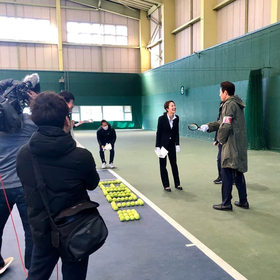 渋佐和佳奈さんのインスタグラム写真 - (渋佐和佳奈Instagram)「昨日の「#週刊テニスNAVI🎾」で流れた#テニス刑事修造、ご覧いただけましたか🤗💓？ 今回は#ハレプ 選手を捜査！！熱血・修造刑事が足で稼いで情報を集めています😂笑  写真はオフショットをいくつか🤗 収録はどんなシュールなことも全力でやっていますが、カットがかかると笑いをこられきれず爆笑しています🤣💕今回も面白かった😻  この日は他にもいろんな選手の捜査をしたので、これからの放送もお楽しみに☺️💓 今後の「週刊テニスNAVI」内で不定期にオンエアされると思うので、また日にちがわかりましたらお知らせしますね📺✨ 昨日のハレプ編は、#WOWOWメンバーズオンデマンド で見逃し配信してますよ😊❣️ #wowow #松岡修造 さん #テニス #テニスプレイヤー #テニス刑事 #アナウンサー #渋佐和佳奈」3月10日 20時47分 - shibusa_wakana