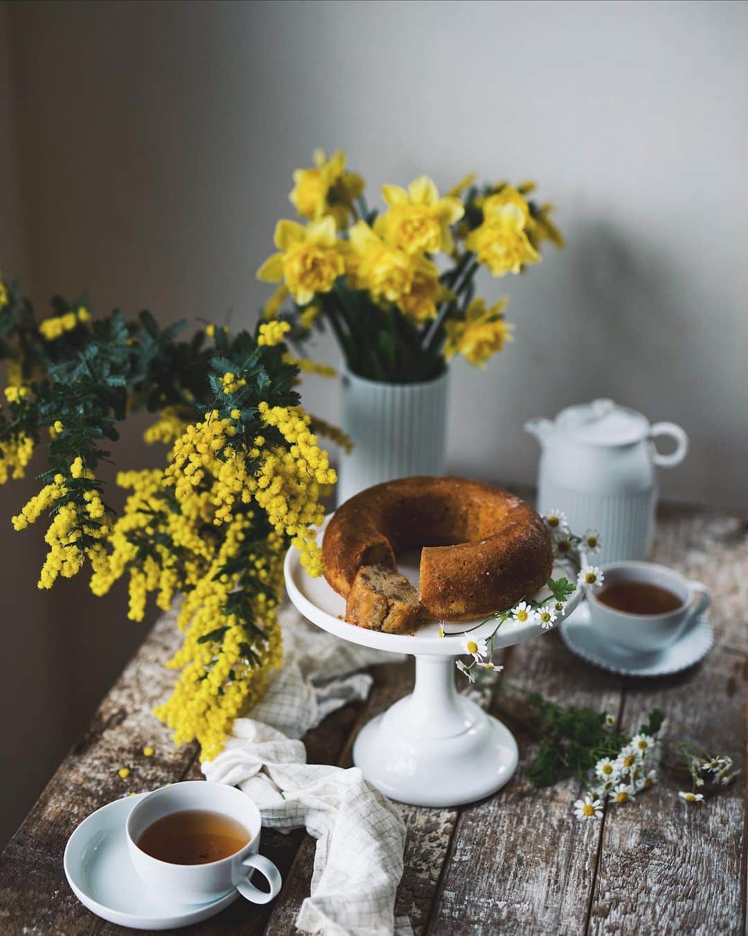 増田由希子さんのインスタグラム写真 - (増田由希子Instagram)「Homemade ring cake with Marzipan and walnut. #glutenfree #homemade #mimosa #daffodils マジパンローマッセとクルミのケーキを焼きました。マジパンが入ると生地がしっとり仕上がります。 #水仙　#ミモザ　#ティータイム #花とお菓子 🌱」3月10日 20時41分 - nonihana_