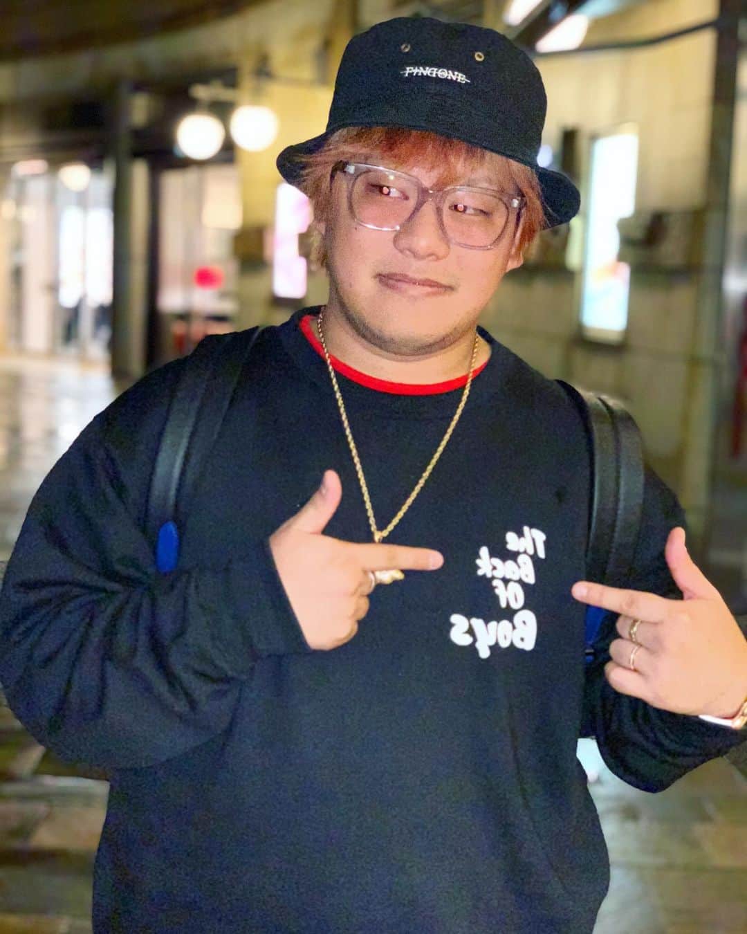 のインスタグラム：「いつもあざまっす🤟🤟🤟 ハット @kincrossworld  トレーナー @thebackofboys_official  リュック @louisvuitton」