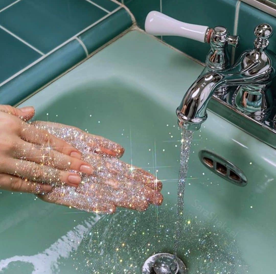 シャニーナ・シャイクのインスタグラム：「Remember what your mummy told you when you were young?! Don’t forget to wash your hands 🙌🏽👐🏽💧✨」