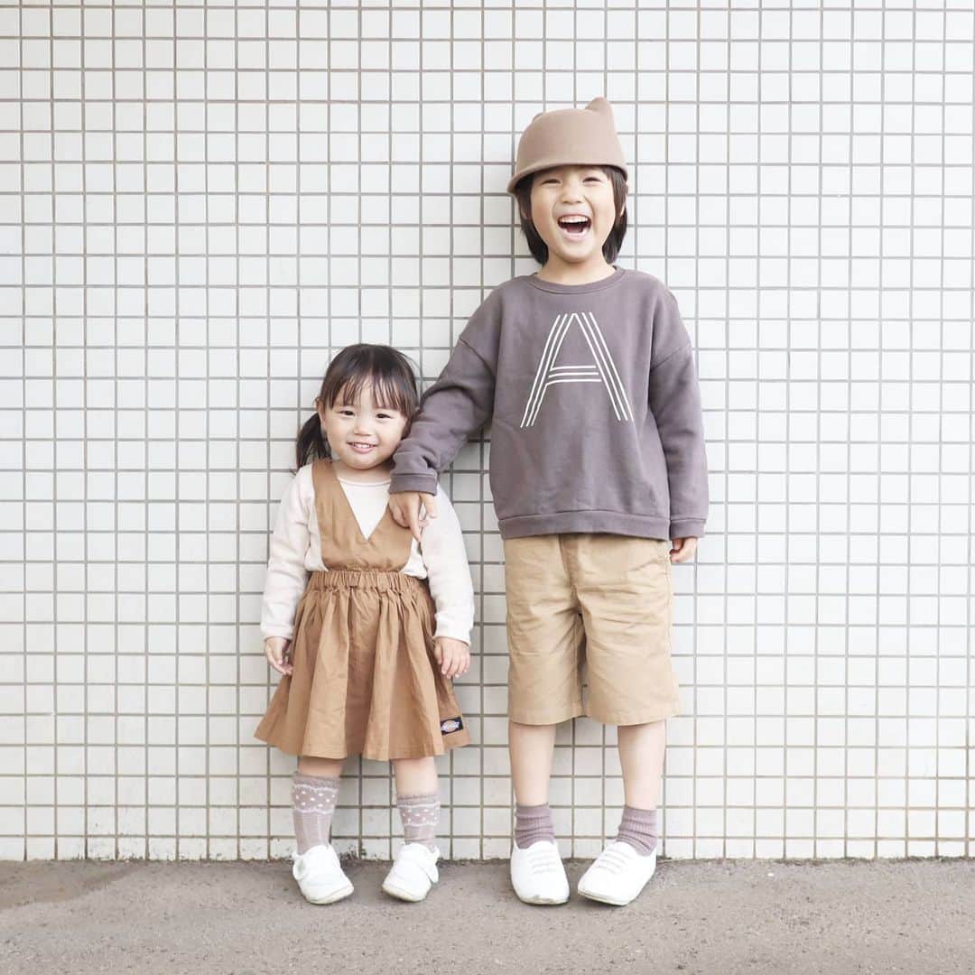 のインスタグラム：「moca×beigeリンクコーデ · 昨日はとっても暖かかったから 息子はハーフパンツでお出掛け！ シンプルでオシャレなのは海外ブランドならでは···しかもお手頃💛 @babyshop で見つけたよ！ https://jp.babyshop.com/ · こちらのショップはスウェーデンのサイトなんだけど、本当に可愛い海外ブランドの服やおもちゃがたくさん！ しかも日本語サイトだから安心してお買い物出来るのも魅力的🤩 · もうすぐ娘の誕生日なので、娘の服とアクセサリーも一緒にGET✨ また紹介しますねー✨ この状況だとなかなか外でゆっくりプレゼントを選べないのでネットショッピング最強！！😂 · #babyshop#ベイビーショップ#TomJoule#海外子供服#北欧#北欧雑貨#北欧デザイン#キッズコーデ#ベビー服#男の子服#男の子#男の子コーデ#女の子服#女の子コーデ#リンクコーデ#兄妹#兄妹コーデ#pr」