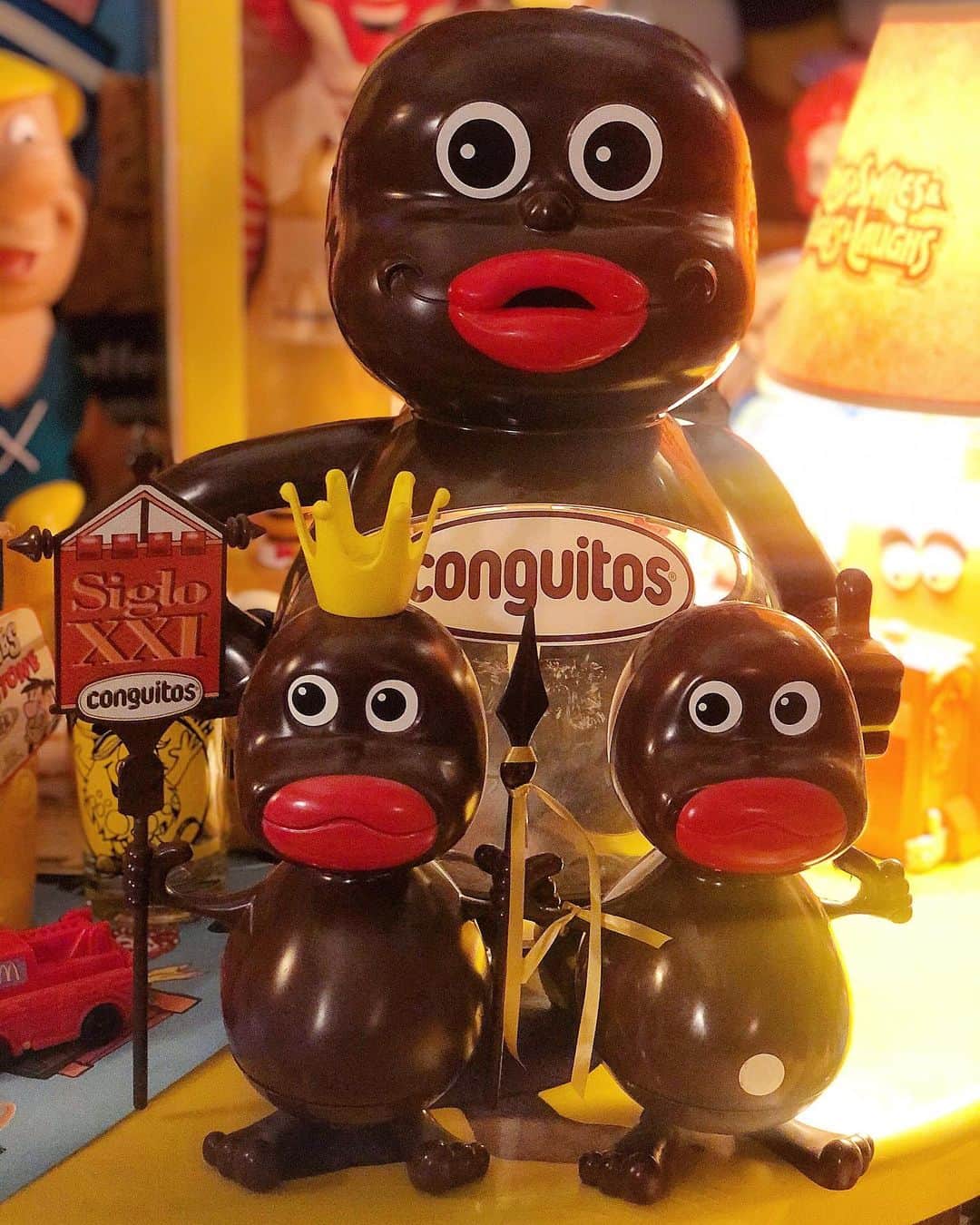 大川知英のインスタグラム：「2010's EXHIBITOR conguitos🍫 Big Doll Figure🚬 クチビルオバケのデカイやつ🧘🏼‍♂️ チョコレートたらふく収納するオバケ🤡 #exhibitor #conguitos #big#dollfigure #2010s#デカイクチビルオバケ #お腹にチョコレート収納#スペイン #オーマイガ#amecajiboys #takatsubase  #アメトイ部キャプテン」