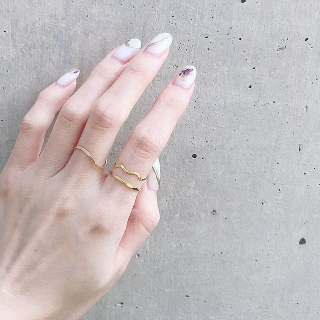 Rey（レイ）のインスタグラム：「@fing_official  のring💍♥️ . 細めのリングだから 1本でも可愛いけど 重ね付けすると よりおしゃれ感💄 . 指も綺麗に見えるし ネイルとも合ってて可愛い😍💅 トレンドの可愛いデザインがたくさんあって 種類も豊富だよ〜😘✨ . . ＊10%OFFクーポンコード＊→【rey10】 2020/3/30まで有効✨ WEBショップにて使用可能です❤︎ . ハンドモデルもやってます🙌 . #fing #ring  #アクセサリー  #トレンド #おしゃれ  #可愛い #リング  #重ね付けリング  #重ね付け #ハンドモデル  #美容 #指輪 #指輪重ね付け」