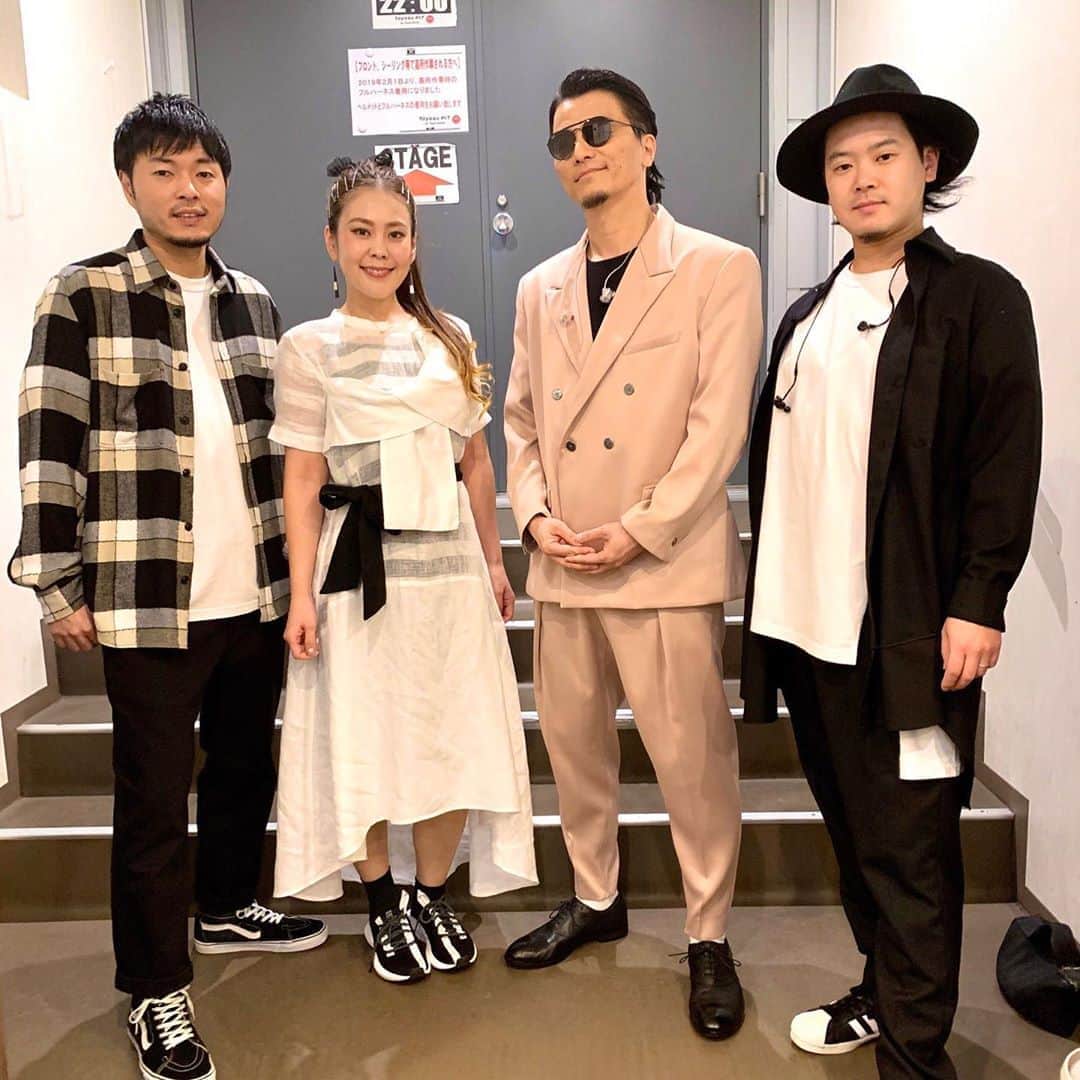 SONOMIのインスタグラム：「『敵がいない国』 ライブハウスツアーの最終日の写真を今更ゲット😝 ライブハウスツアーでは @ayumimitsukane.official さんの衣装を着用させていただきました✨ ayumiさんのお洋服は 女心をくすぐる遊び心があって チャーミング且つエレガント🌹 普段からこういうお洋服を着こなしたいものです〜🥰 靴は私物で @reebok 👟 シンセのペダルを踏んだり、 しっかり踏ん張って立ってパフォーマンス出来るようにランシューをセレクト✨ ————————— .  コロナの影響で、 ホールツアーの初日の三郷、 2回目の渋谷、3回目の名古屋も延期となってしまい、 まだ始められてないホールツアー。 早く終息して皆さんと全力で楽しめる日が来ることを願います。 その日までみんなしっかり寝て しっかり食べて 免疫アップさせてコロナに負けないように過ごしましょうね😡😤」