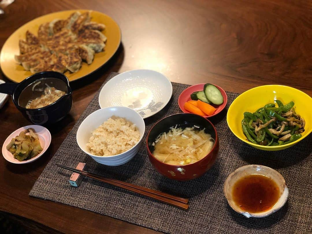 月央和沙さんのインスタグラム写真 - (月央和沙Instagram)「うちの晩ごはん👆🏻 . #餃子🥟 #ピーマンとしめじのオイスター炒め  #玄米 #記録 #褒められると #調子にのるタイプです」3月10日 20時57分 - kazusa_tsukio