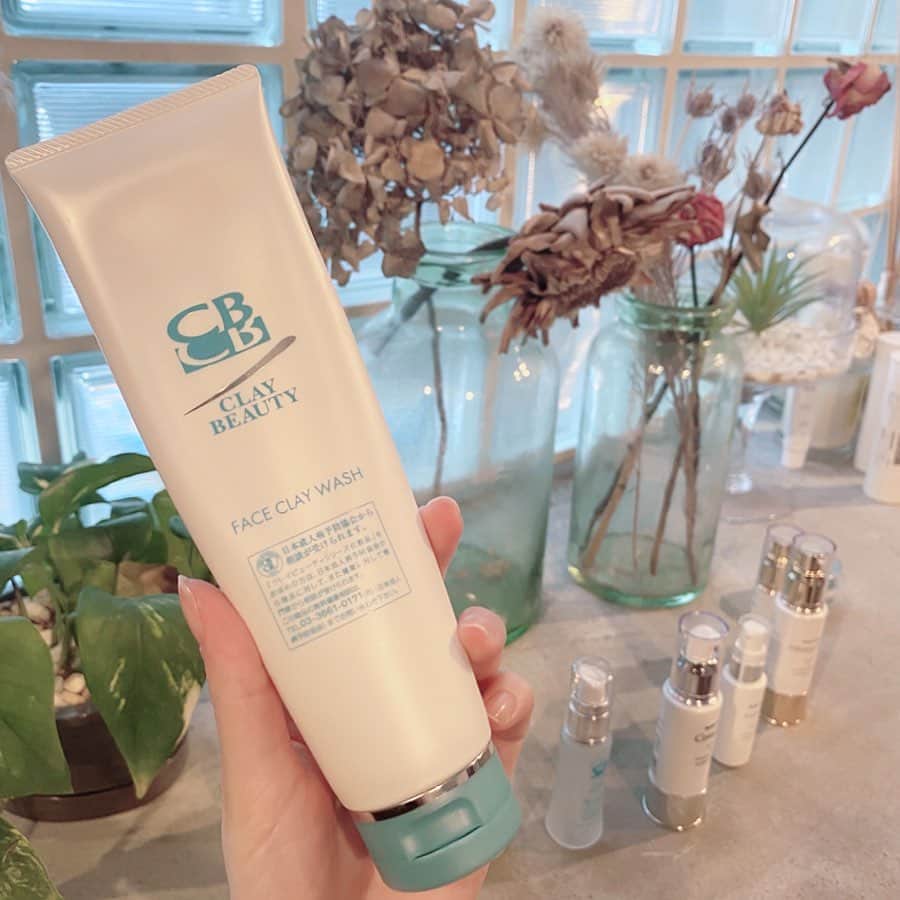スミス楓のインスタグラム：「大好きでずっと使ってる洗顔☁️﻿ ﻿ @eau_blanche_ のクレイウォッシュ﻿ 朝晩これ使ってるよ♡﻿ ﻿ メイクも落とせるし毛穴の汚れが本当きれいになる！﻿ ﻿ 肌が弱いわたしも安心して使えるスキンケアシリーズ♡﻿ 季節の変わり目で肌が敏感になってるから今は化粧水 美容液 クリームも全部クレイビューティで揃えて使ってる✌🏻﻿ ﻿ エステも定期的に通ってるけど小顔矯正ほんと一瞬で顔小さくなるよ🤭﻿ わたしはロイヤルコースで毛穴ケアも全部やってもらってる♡﻿ ﻿ るりちゃんいつもありがとう🌛🦋﻿ ﻿ @eau_blanche_」