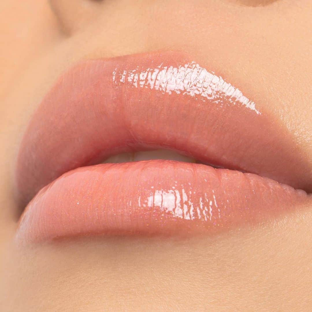 M∙A∙C Cosmetics Japanのインスタグラム：「ㅤ 【本日公式オンラインショップ先行発売】ㅤ プランピング効果のあるこちらのリップグロスは、唇をさらにぷっくりとさせ女性らしい印象に✨ アイメイクをより引き立てるヌーディーカラーでメイクバランスを整えて👀❤️ ㅤ 使用製品は2枚目をチェック👉 ㅤ *3月13日(金) 全国発売 ㅤ #MACペタルパワー #MACPetalPower  ㅤ ↓↓使用製品↓↓ プレンティ オブ パウト プランピング リップグロス [エフェメラル ネイチャー] ㅤ MAKEUP & MODEL: M·A·C ARTIST RIE HIROO @macpro_tokyo PHOTO: @takaki_iwata ㅤ #MACCosmeticsJapan #MACコスメ #MACCosmetics  #MAC #春メイク #コスメ #メイク #リップ #スプリングメイク #SS20 #桜 #限定コレクション #限定パッケージ #ツヤ肌 #透明感 #ツヤリップ」