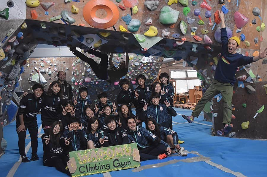 守屋都弥さんのインスタグラム写真 - (守屋都弥Instagram)「🧗🏻‍♀️🧗🏻‍♀️🧗🏻‍♀️.... 今日の午後の練習はみんなでボルダリングしてきました‼︎ 手と足の持っていき方が難しく、傾斜があると腕力の無さで落ちることも。たくさん挑戦したので明日の朝が心配...🤪 なぎ、まいさん一緒にやってくれてありがとう🧡 #ボルダリング  #長田  #wagomu #inac神戸  #아이낙고베  #여자축구  #볼더링 #좋아요」3月10日 21時00分 - miyabimoriya__