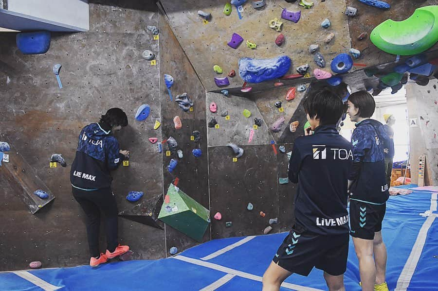 守屋都弥さんのインスタグラム写真 - (守屋都弥Instagram)「🧗🏻‍♀️🧗🏻‍♀️🧗🏻‍♀️.... 今日の午後の練習はみんなでボルダリングしてきました‼︎ 手と足の持っていき方が難しく、傾斜があると腕力の無さで落ちることも。たくさん挑戦したので明日の朝が心配...🤪 なぎ、まいさん一緒にやってくれてありがとう🧡 #ボルダリング  #長田  #wagomu #inac神戸  #아이낙고베  #여자축구  #볼더링 #좋아요」3月10日 21時00分 - miyabimoriya__