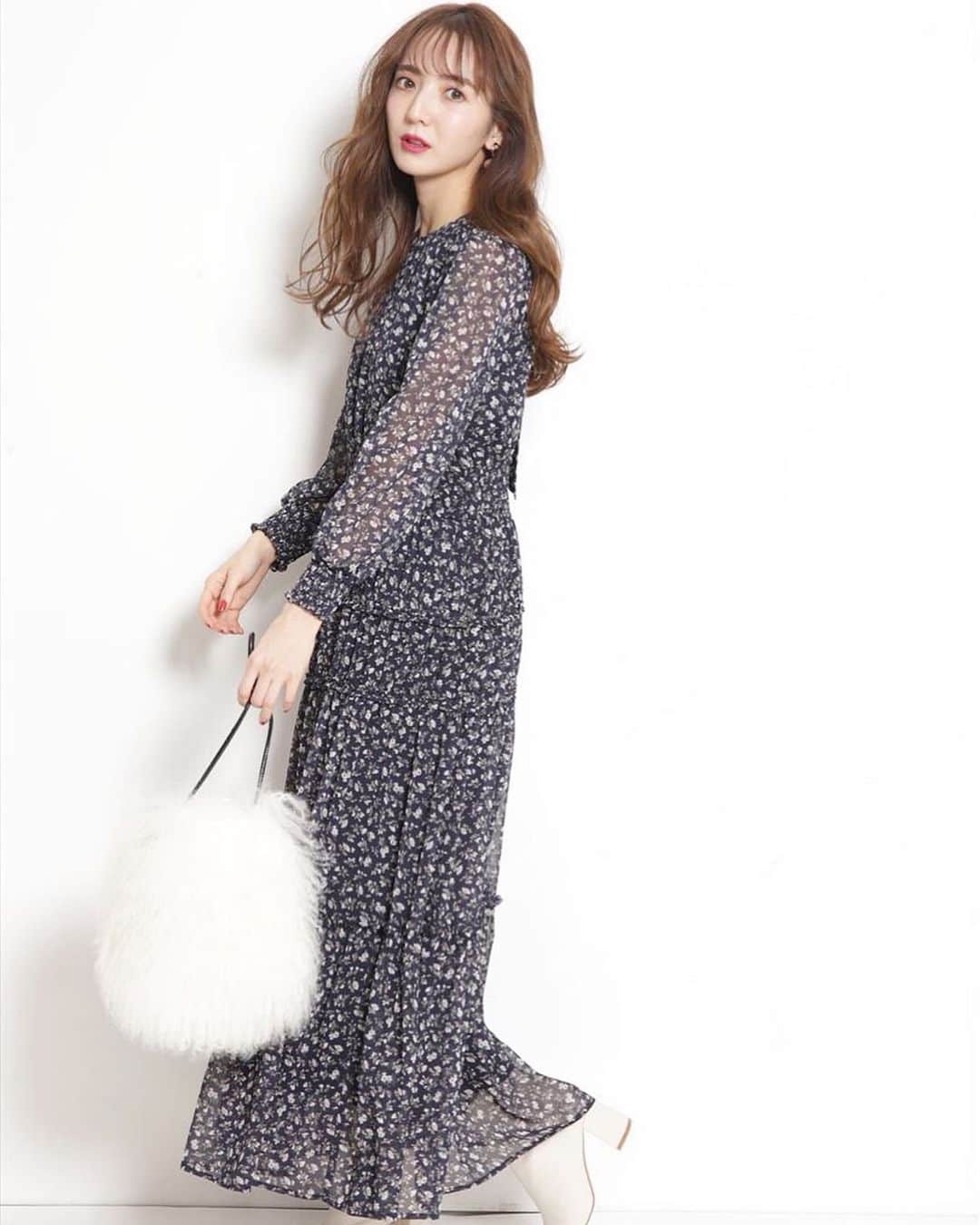 平木愛美のインスタグラム：「本日は、現場のスタジオがおうちからご近所でてくてく歩いて行けた👟🧡 . 写真はいつかの。 1日に何十枚〜何百枚、何十コーデと撮ることもあるので、載せきれない写真のほうがほとんどなんだよなぁ。  でも色んなブランドさんで見かけてもらえてるみたいで、嬉しありがたやです☺🧚‍♂️💞」
