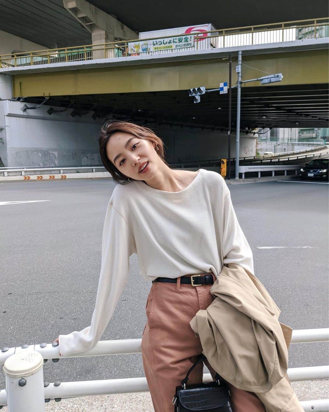 Shiho Sasakiのインスタグラム：「OUTERがいらなくなる時期ももうすぐかな🌸 毎年春はロンTばっかり着てる気がする✌️ インナーでも、１枚着でも可愛いから大活躍✨ #MOUSSY#MOUSSYSNAP」