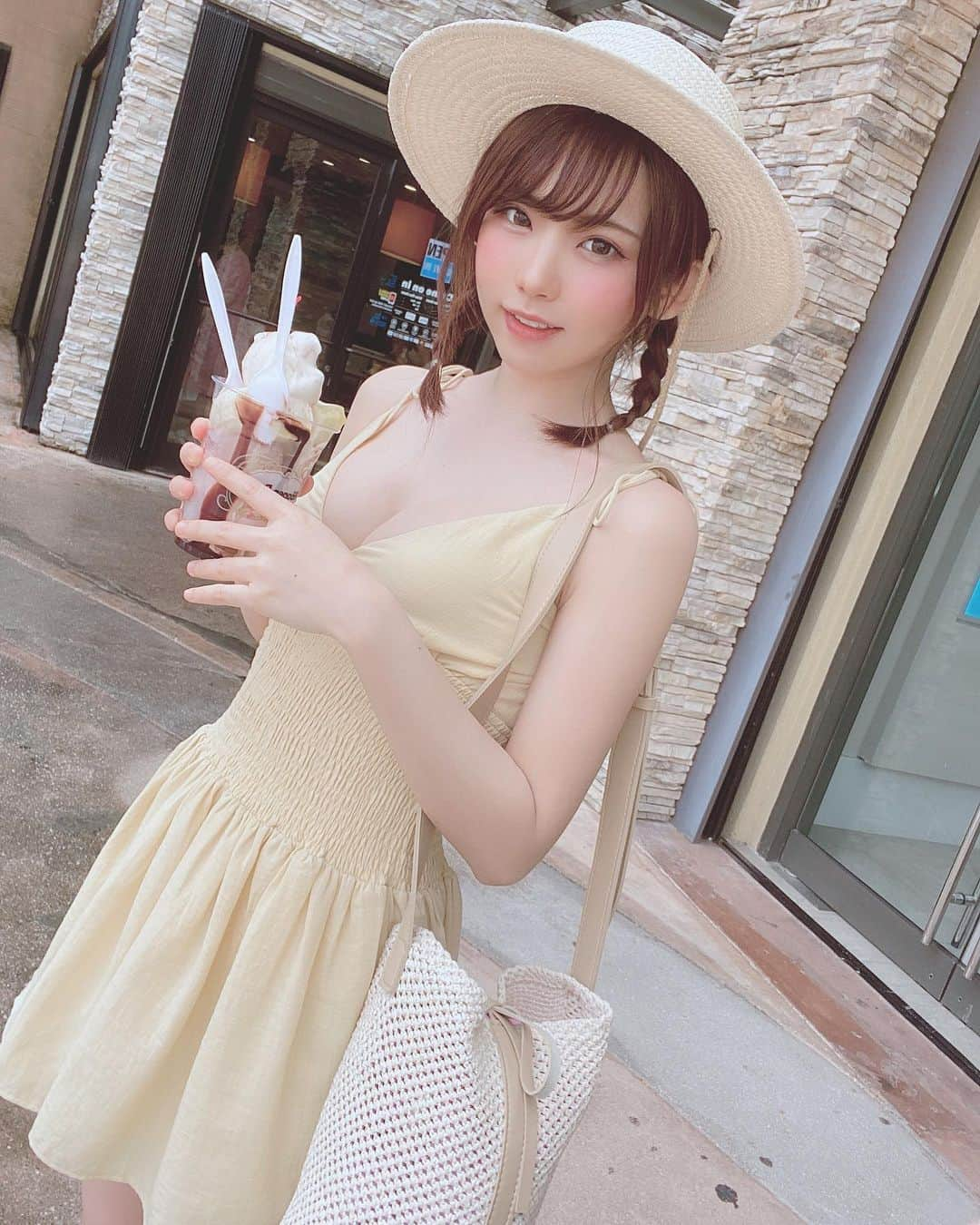 えなこさんのインスタグラム写真 - (えなこInstagram)「4月ページで着ていた私服衣装🌟 撮影終わった後にスタイリストさんがプレゼントしてくれました✨ #guam #summerfashion #japanesegirl」3月10日 21時12分 - enakorin