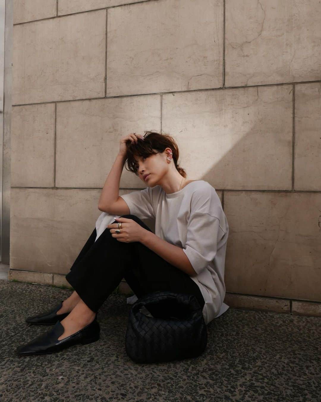 JUNNAのインスタグラム：「3/12(木) 19:00スタートの 先行受注アイテムコーディネート。  @etretokyo オンラインストアにて 夏の先行予約アイテムを公開中です。  tops/ #サイドスリットロングトップス 3/12〜先行予約 bottom/ #リネンタックワイドパンツ  3/12〜先行予約 ear cuff/ @diezsaskia  bag/ @bottegaveneta  shoes/ @bottegaveneta ・ ・ ・ #etretokyo #2020etre_ss #bottegaveneta #bottegavenetabag #newbottega #夏コーデ #夏服 #カジュアル #リネン#リネン服 #ボッテガヴェネタ#156cm#sサイズコーデ #sサイズ#ボブ #ボブアレンジ #ボブヘアー #大人ボブ#ベージュコーデ #ベージュカラー#大人カジュアル #大人コーデ」