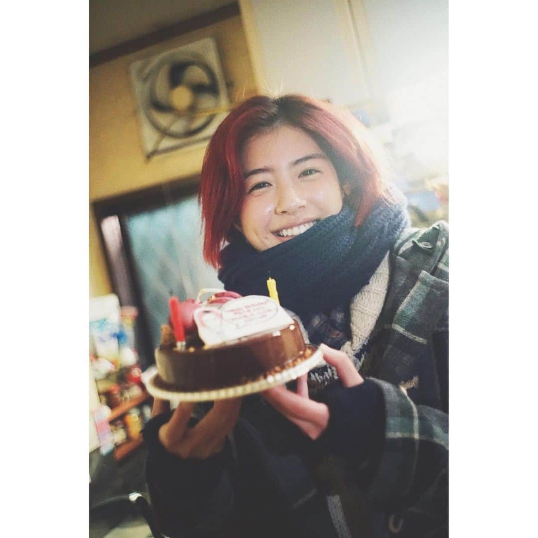 奈緒さんのインスタグラム写真 - (奈緒Instagram)「. 今日は佐久間由衣ちゃんのお誕生日。 先日現場で少し早めのサプライズをしました。 見てるだけで頬緩む笑顔です。 素敵な座長です。ありがとう。  #おめでとう由衣ちゃん #君は永遠にそいつらより若い」3月10日 21時26分 - sunaosquare