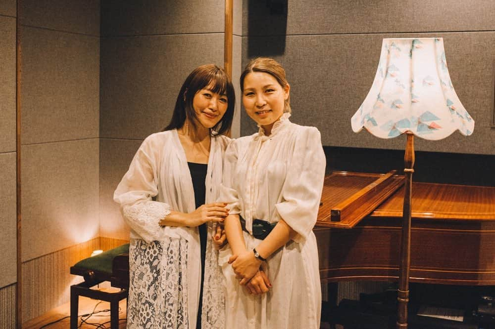 坂本美雨さんのインスタグラム写真 - (坂本美雨Instagram)「3.8.2020 InstaLIVE﻿ 世武裕子 + 坂本美雨﻿ #MemoriesOfShelter﻿ 〜Story 6 "in the Air"﻿ photo by TKC @tkc.photo ﻿ ﻿ ﻿ 不安に包まれている今、配信という形で日本中のたくさんのみんなと一緒に過ごせたことが本当に嬉しかった。おんなじ時間を分かち合ってるなぁ…とコメントを読みながらしみじみ幸せでした。﻿ ﻿ 世武ちゃんのピアノが本当に美しく、﻿ 歌いながら うぉぉぉぉぉってなってました﻿ （語彙力よ😹）﻿ みんなもそうだったことと思います…﻿ ﻿ 観てくださったみなさま、﻿ ありがとうございました！﻿ （音質や画質的にもどかしい思いをさせてしまってたらごめんなさい！）﻿ .﻿ この日は、都内にある素敵なスタジオ﻿ 「Ongakusitsu」で演奏させていただきました。﻿ ピカピカに磨かれたBechstein﻿ 星屑のようなキラキラした音だったな〜﻿ ﻿ どうもありがとうございました！﻿ @setsufukushima ﻿ ﻿ ﻿ みんな、また集まりましょうー！﻿ ﻿ 穏やかな日々を✨」3月10日 21時27分 - miu_sakamoto