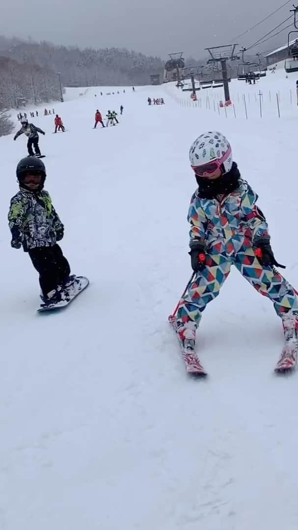 のインスタグラム：「. 幼稚園のお友達家族と雪山旅行👨‍👩‍👧‍👦 とはいえ我が家はノリで乗っかっただけで 荷物は朝詰めて追いかけたのよね💨 一緒に滑って遊んで最高に楽しい2日間!!! コロナ怖いから素泊まりにして ホテルも食事は部屋で🍽 やっぱりいいね、雪山❄️ . 初めて行った📍 @sunmeadows3302  違うゲレンデもたまには楽しいねっ。 母も子もちょー最高でしたっ😘 またやろう🤜🤛 次はCamp Trip⛺️♡ #あいりんせいっきらんり  w/ @_emik3_  @isao_seki  #Ryoheychan」