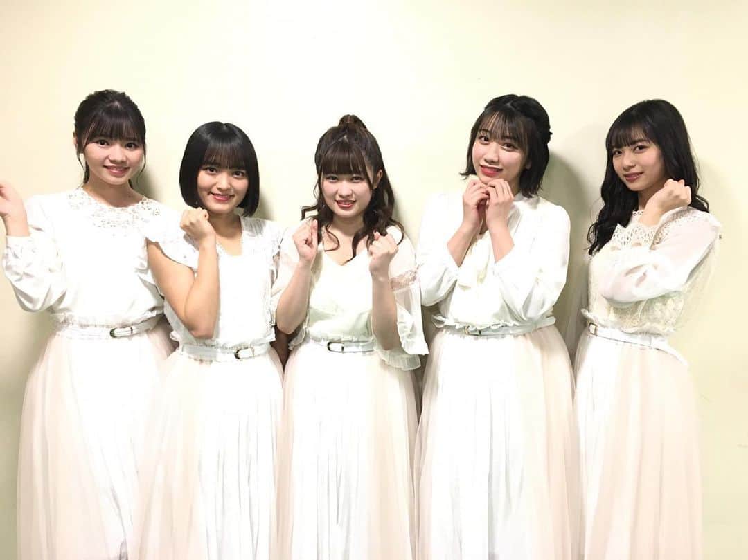 のインスタグラム：「こんにちばんわ！浜浦彩乃です！ 本日、うたコンに出演させていただきました！！ ラストシングルから「青春の花」を歌わせていただき、花びらの演出までしていただいて、すごく嬉しかったです✨✨ ありがとうございました！ #浜浦彩乃 #こぶしファクトリー #うたコン　#青春の花」