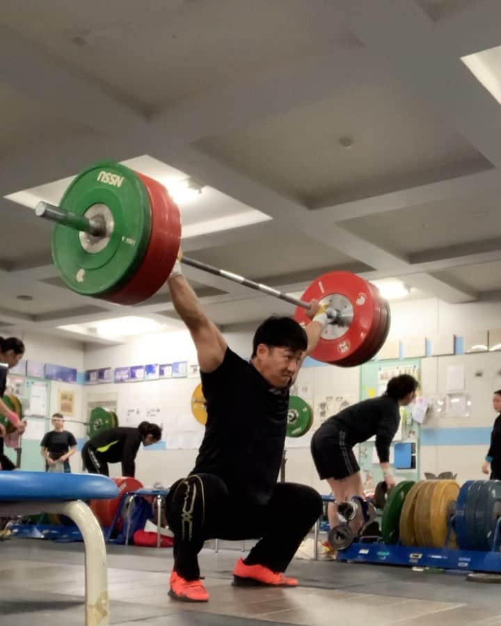 山本俊樹のインスタグラム：「- snatch 140 KG  #ウエイトリフティングやろうぜ #weightlifting #snatch #cleanandjerk #squat #deadlift  #耐えて勝つ #率先垂範 #山本俊樹 #LEGACYLIFTER #nano9 #finelab #cherandker」