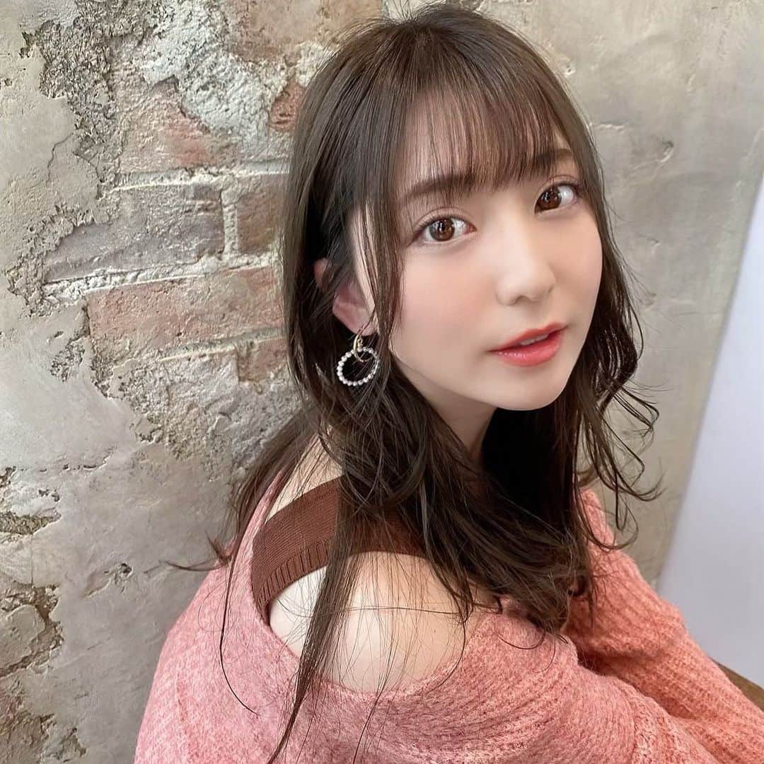 堀尾実咲のインスタグラム：「‪new hair color ❤︎‬ ・  @afloat_ruvua_color にてカラーカットトリートメントしていただきました✂︎ ・  今回はお仕事の都合でちょっと暗め🐰 オリーブ系の色入れてもらたよ🦖💚 ‪おしゃれカラー(*⁰▿⁰*)‬ 💚💚💚💚💚💚 💚💚💚・ トリートメントは今回もAujua♡‬ ‪ふわふわちゅるちゅるに蘇った🤤‬ ‪そしてまた...いい香り🤤💐‬ ・  担当は古川さん (@chanshin1103 )です🦉 ・  #美容院 #afloat #ヘアカラー #オリーブカラー #トリートメント #aujua #新宿」