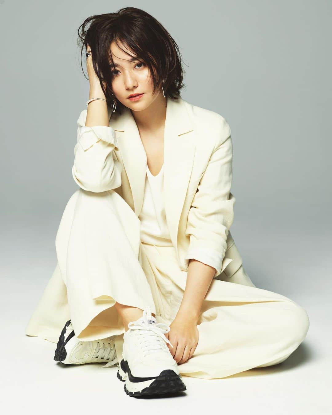 長山一樹のインスタグラム：「最新号In Redの表紙と中ページのグラビアにて木村文乃さんを撮影させていただきました。力抜けた中のシャープな眼差し、ジェントルです。  @inrededitor  Cover model @fuminokimura_official  Stylist 申谷弘美 Hairmake @kawakitayusuke  #inred #cover #表紙 #木村文乃 #photography #kazukinagayama #長山一樹 #hasselblad #h6d #ハッセルブラッド #中判カメラ #ジェントル」