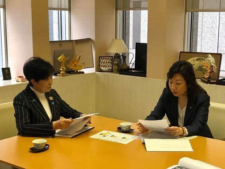 野田聖子さんのインスタグラム写真 - (野田聖子Instagram)「株式会社 TOKYO TOWER 代表取締役社長 前田伸氏と共に、小池百合子東京都知事を表敬訪問させていただきました。 また、「超党派勉強会・永田町子ども未来会議」を代表し、医療的ケア児の通学の壁問題について要請いたしました。 小池都知事の取り組みにより、東京都における医療的ケア児施策は大きく前進し、インクルーシブ教育を切望する、全国の医療的ケア児と家族にとって希望となっております。 医療的ケアの有無にかかわらず、子どもたちが学校で学ぶ機会を整えていくために、通学の壁となっている制約や課題についての検討を要請させて頂きました。  #野田聖子 #小池百合子 #東京都 #東京タワー #医療ケア児 #障がい児」3月10日 21時52分 - seiko.noda